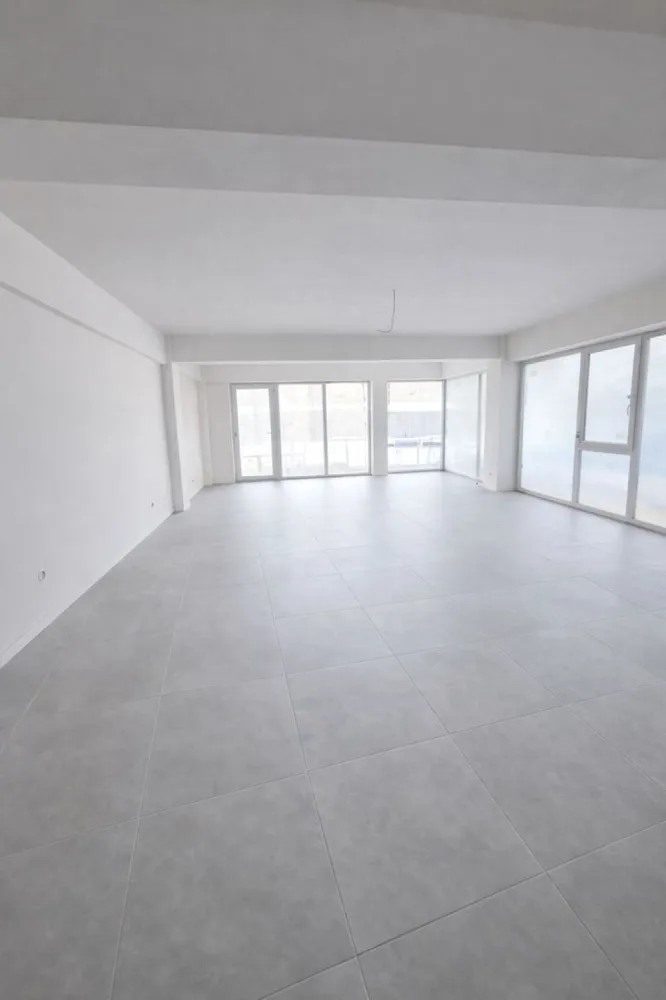 Spatiu de inchiriat , Open Space Generos , zona Centrala - Direkt Imobiliare ofera spre inchiriere  un spatiu modern , extrem de spatios , situat intr o zona centrala , ideal pentru dezvoltarea afacerii tale.

Proprietatea se remarca printr o compartimentare open space , oferind flexibilitate in amenajare , fiind potrivita pentru birouri , showroom, cabinet medical , cabinet analize medicale , sau alte activitati comerciale.

Caractersitici principale :

Suprafata generoasa , compartimentare open space

Lumina naturala din abundenta

Acces facil din zona centrala

Posibilitate de personalizare in functie de nevoi

Spatiu versatil , usor de adaptat

Datorita pozitionarii excelente si a compartimentarii moderne , acest spatiu reprezinta alegerea ideala pentru un business care isi doreste vizibilitate si confort .

Pentru detalii suplimentare si programarea unei vizionari , va stam la dispozitie !