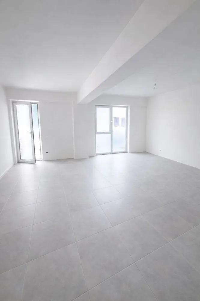 Spatiu de inchiriat , Open Space Generos , zona Centrala - Direkt Imobiliare ofera spre inchiriere  un spatiu modern , extrem de spatios , situat intr o zona centrala , ideal pentru dezvoltarea afacerii tale.

Proprietatea se remarca printr o compartimentare open space , oferind flexibilitate in amenajare , fiind potrivita pentru birouri , showroom, cabinet medical , cabinet analize medicale , sau alte activitati comerciale.

Caractersitici principale :

Suprafata generoasa , compartimentare open space

Lumina naturala din abundenta

Acces facil din zona centrala

Posibilitate de personalizare in functie de nevoi

Spatiu versatil , usor de adaptat

Datorita pozitionarii excelente si a compartimentarii moderne , acest spatiu reprezinta alegerea ideala pentru un business care isi doreste vizibilitate si confort .

Pentru detalii suplimentare si programarea unei vizionari , va stam la dispozitie !