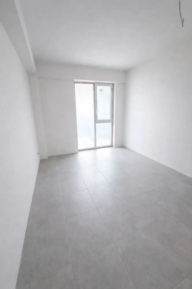 Spatiu de inchiriat , Open Space Generos , zona Centrala - Direkt Imobiliare ofera spre inchiriere  un spatiu modern , extrem de spatios , situat intr o zona centrala , ideal pentru dezvoltarea afacerii tale.

Proprietatea se remarca printr o compartimentare open space , oferind flexibilitate in amenajare , fiind potrivita pentru birouri , showroom, cabinet medical , cabinet analize medicale , sau alte activitati comerciale.

Caractersitici principale :

Suprafata generoasa , compartimentare open space

Lumina naturala din abundenta

Acces facil din zona centrala

Posibilitate de personalizare in functie de nevoi

Spatiu versatil , usor de adaptat

Datorita pozitionarii excelente si a compartimentarii moderne , acest spatiu reprezinta alegerea ideala pentru un business care isi doreste vizibilitate si confort .

Pentru detalii suplimentare si programarea unei vizionari , va stam la dispozitie !