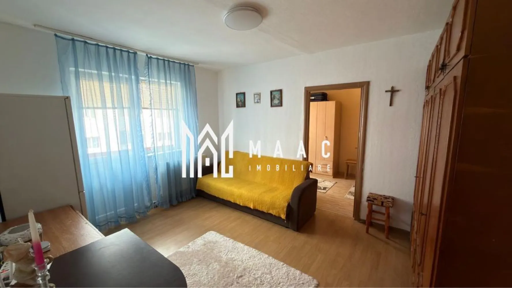 Apartament 2 camere | Etaj 3 | Balcon | Hipodrom 3 - MAAC Imobiliare vă propune spre închiriere un apartament cu 2 camere, semidecomandat, situat în zona Cireșica din Sibiu.

Detalii apartament
2 camere
Compartimentare: semidecomandat
Balcon
Spațiu bine organizat
Dotări
Mobilat și utilat
Cablu TV și internet (fără televizor)
Apartament pregătit pentru mutare
Condiții închiriere
Nu se acceptă animale de companie
Nu se acceptă cetățeni străini
Garanție: echivalentul unei luni de chirie
Avantaje locație
Zonă liniștită – Cireșica
Acces rapid către magazine și transport public
Aproape de puncte de interes din oraș

Pentru mai multe informații sau pentru a programa o vizionare specificati ID: CP2995474