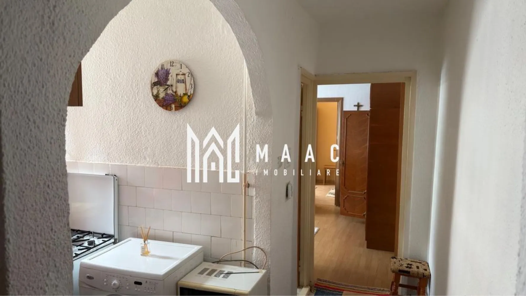 Apartament 2 camere | Etaj 3 | Balcon | Hipodrom 3 - MAAC Imobiliare vă propune spre închiriere un apartament cu 2 camere, semidecomandat, situat în zona Cireșica din Sibiu.

Detalii apartament
2 camere
Compartimentare: semidecomandat
Balcon
Spațiu bine organizat
Dotări
Mobilat și utilat
Cablu TV și internet (fără televizor)
Apartament pregătit pentru mutare
Condiții închiriere
Nu se acceptă animale de companie
Nu se acceptă cetățeni străini
Garanție: echivalentul unei luni de chirie
Avantaje locație
Zonă liniștită – Cireșica
Acces rapid către magazine și transport public
Aproape de puncte de interes din oraș

Pentru mai multe informații sau pentru a programa o vizionare specificati ID: CP2995474