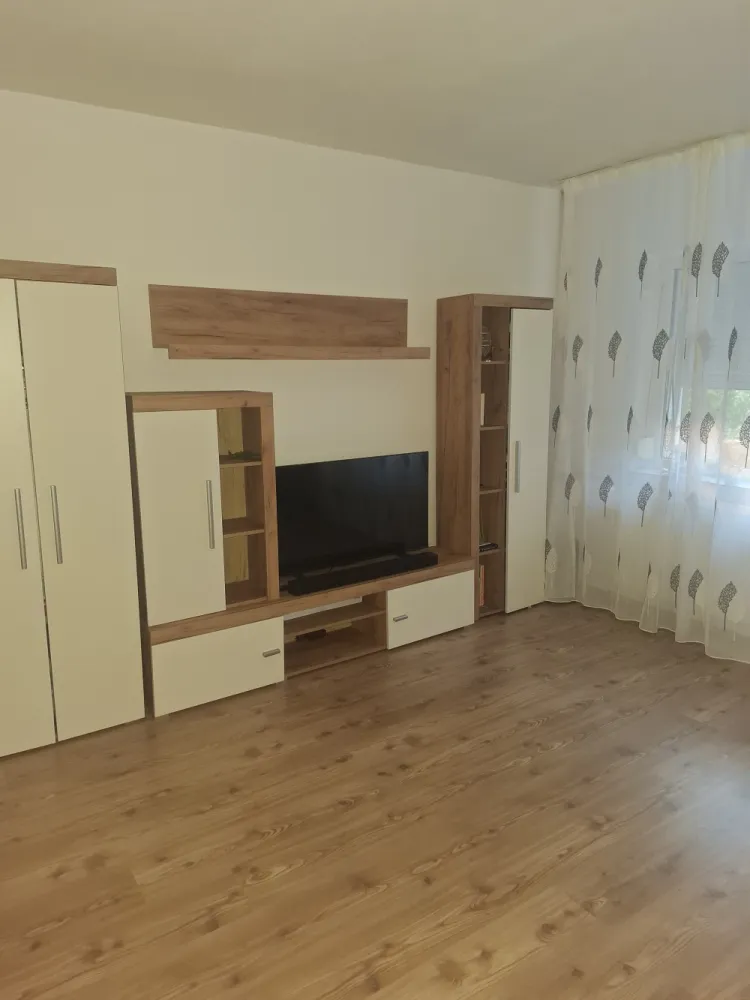 2 camere Lacul Tei-Parcul Circului - Proprietar vand apartament 2 camere, an constructie 1993, mobilat si utilat, confort 1 sporit, et 3/4 complet renovat, electrocasnice noi,bloc anvelopat termic, balcon separat, gresie, faianta, parchet, AC, ferestre si usi termopan. Imobilul dispune de loc de parcare platit ADP si de loc in boxa pe etaj.Apartamentul este situat pe mijlocul blocului cu vedere mixta ( lateral si spate), intr-o zona linistita, inconjurat de spatiu verde, compus din :un dormitor, o sufragerie, o baie, o bucatarie, doua holuri ce permit crearea de spatii multiple de depozitare, un balcon inchis si o debara incapatoare foarte utila pentru depozitare.Pozitionare : str. Vidin, zona rezidentiala cu blocuri P+4, la 5 min de Parcul Circului, Kaufland Barbu Vacarescu, acces rapid spre zona de Nord (Pipera,Barbu Vacarescu, Floreasca), autostrada A3.Pret negociabil.&nbsp;&nbsp;