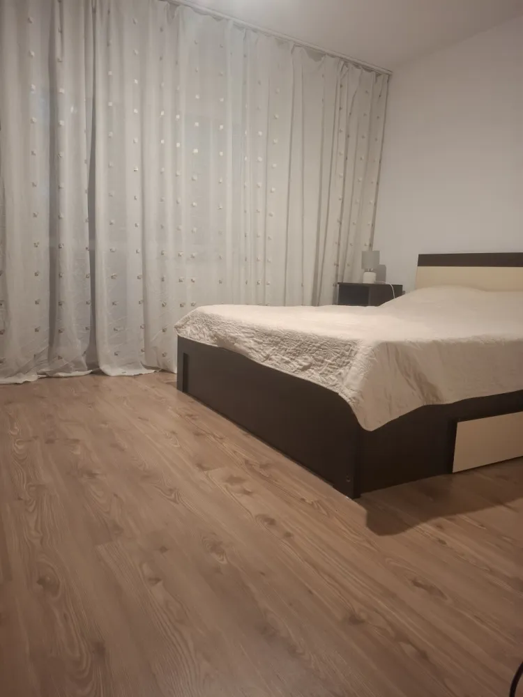 2 camere Lacul Tei-Parcul Circului - Proprietar vand apartament 2 camere, an constructie 1993, mobilat si utilat, confort 1 sporit, et 3/4 complet renovat, electrocasnice noi,bloc anvelopat termic, balcon separat, gresie, faianta, parchet, AC, ferestre si usi termopan. Imobilul dispune de loc de parcare platit ADP si de loc in boxa pe etaj.Apartamentul este situat pe mijlocul blocului cu vedere mixta ( lateral si spate), intr-o zona linistita, inconjurat de spatiu verde, compus din :un dormitor, o sufragerie, o baie, o bucatarie, doua holuri ce permit crearea de spatii multiple de depozitare, un balcon inchis si o debara incapatoare foarte utila pentru depozitare.Pozitionare : str. Vidin, zona rezidentiala cu blocuri P+4, la 5 min de Parcul Circului, Kaufland Barbu Vacarescu, acces rapid spre zona de Nord (Pipera,Barbu Vacarescu, Floreasca), autostrada A3.Pret negociabil.&nbsp;&nbsp;
