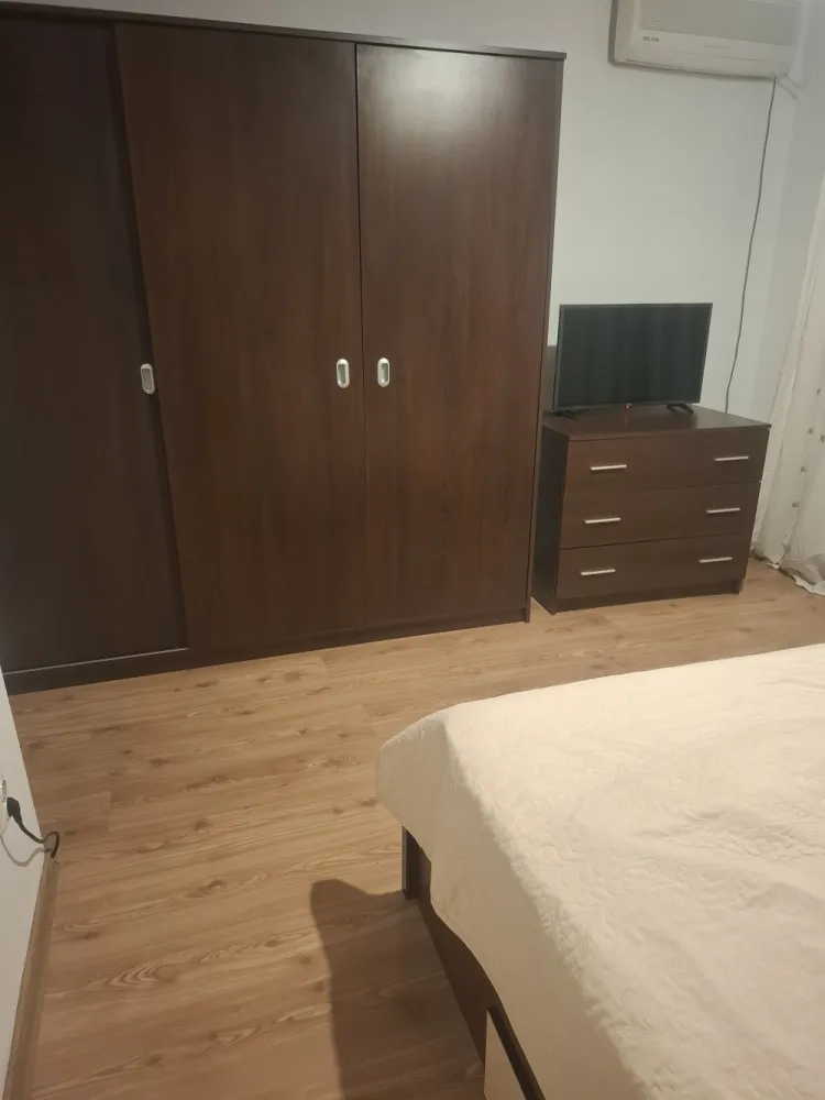 2 camere Lacul Tei-Parcul Circului - Proprietar vand apartament 2 camere, an constructie 1993, mobilat si utilat, confort 1 sporit, et 3/4 complet renovat, electrocasnice noi,bloc anvelopat termic, balcon separat, gresie, faianta, parchet, AC, ferestre si usi termopan. Imobilul dispune de loc de parcare platit ADP si de loc in boxa pe etaj.Apartamentul este situat pe mijlocul blocului cu vedere mixta ( lateral si spate), intr-o zona linistita, inconjurat de spatiu verde, compus din :un dormitor, o sufragerie, o baie, o bucatarie, doua holuri ce permit crearea de spatii multiple de depozitare, un balcon inchis si o debara incapatoare foarte utila pentru depozitare.Pozitionare : str. Vidin, zona rezidentiala cu blocuri P+4, la 5 min de Parcul Circului, Kaufland Barbu Vacarescu, acces rapid spre zona de Nord (Pipera,Barbu Vacarescu, Floreasca), autostrada A3.Pret negociabil.&nbsp;&nbsp;
