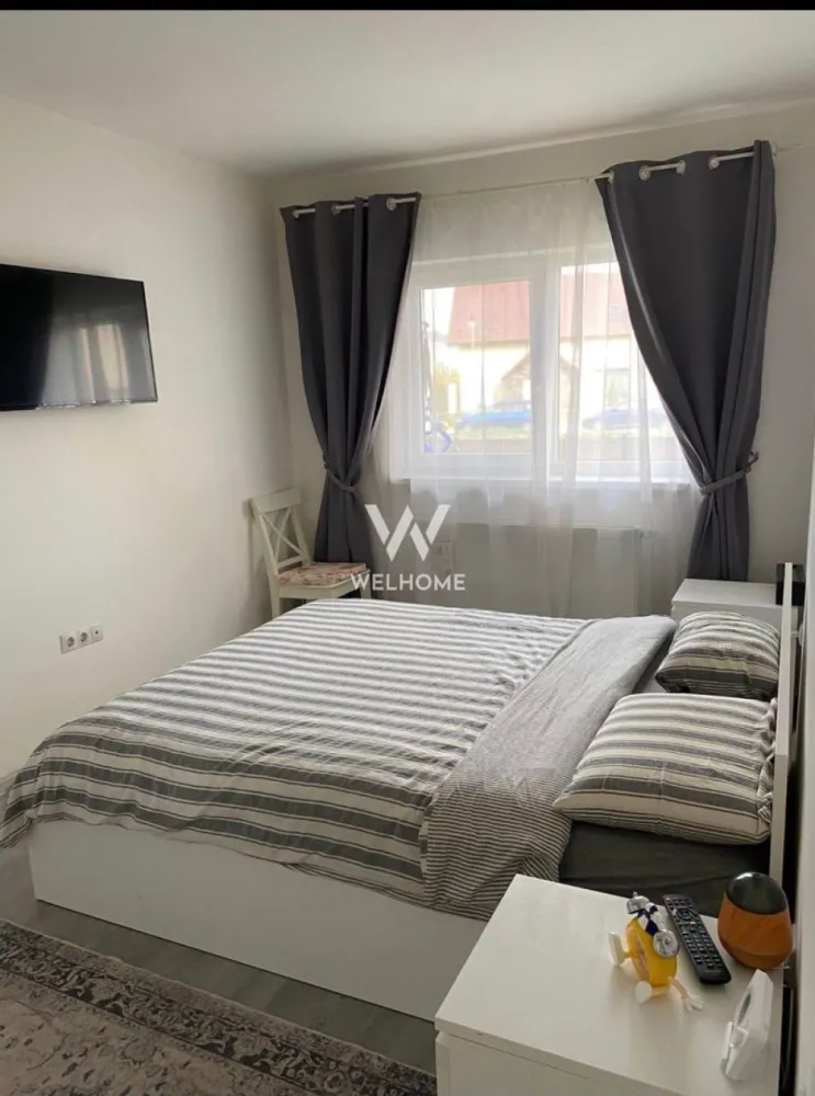 Apartament cu 3 camere si grădină 74 mp zona Triajului Selimbar - 0% Comision.
Preț direct proprietar!!!
Apartament modern cu 3 camere, situat la parterul unui bloc cu doar 9 apartamente, într-o zonă liniștită și foarte căutată din Șelimbăr zona Triajului, Selimbar.

Locuința are o suprafață utila de aproximativ 60mp si beneficiază de curte proprie de 74 mp, ideală pentru relaxare sau spațiu de joacă pentru copii. Apartamentul este mobilat și utilat, gata pentru a fi locuit fără investiții suplimentare.

 Caracteristici:
 Suprafață construită: 73 mp
 Suprafață utilă: 58,8 mp
 Compartimentare excelentă:
 2 dormitoare
 Living cu bucătărie open-space
 2 băi
 Parcare privată chiar în fața portii
 Construcție 2019
 Bloc cu 9 apartamente 

 Dotări:
 Mobilat & utilat complet
 Finisaje moderne
 Curte proprie generoasă

 Preț: 145900 euro usor negociabil.

Achiziția poate fi realizată si cu credit ipotecar.
Tel: 0745 99 55 37 Mihai.
