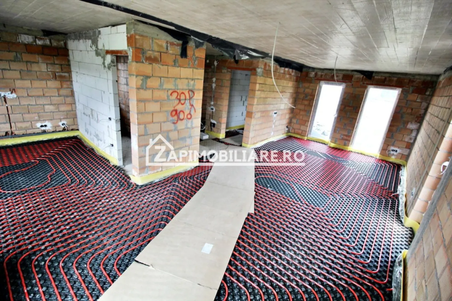 Casa 4 camere 120 mp,480 mp teren 0% comision - De vânzare casa pe 1 nivel singur în curte, 4 camere situată în Corunca suprafața utilă de 120 .mp amplasată pe un teren cu suprafața de 480 mp, 
Compartimentare:
- : 1 living, 1 bucătărie, 2 bai, 1 debara, 1 terasă 
-3 dormitoare, 1 dresing, 1 hol.
- geamuri tripan 
Detalii:
- fundația casei are o adâncime de 1 m, pereții sunt din cărămidă, acoperișul de țiglă, izolată cu polistiren de 10 cm.
- anul construcției 2026
Utilitați:
- curent, apă, gaz, canalizare
- centrală, incălzire în pardoseală 
Casa se vinde semifinisata avansat cu gard la prețul de 172000 Euro + tva
Daca vă place această ofertă sau pentru alte informații sunați la numărul de contact din anunț! 0774048706
Compania Zap Imobiliare vă pune la dispoziție toate actele și documentele necesare alături de asistență și consiliere permanentă până la finalizarea achiziției imobiliare. 
Ne dorim să îți oferim cea mai plăcută experiență, îndeplinim vise cu pereți!