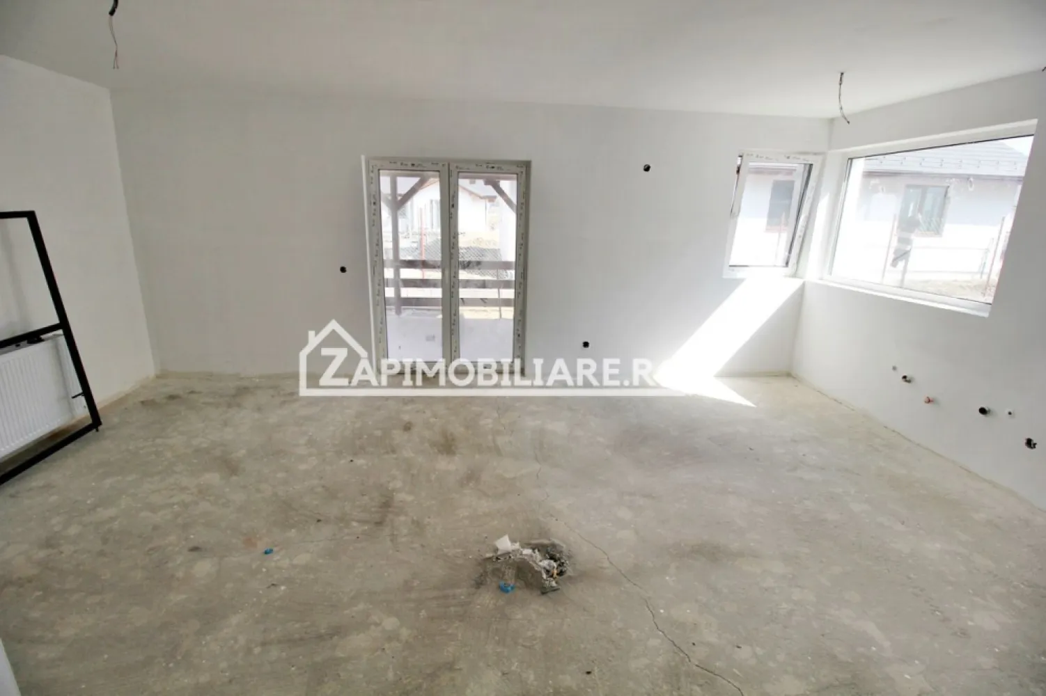 Casa 4 camere 120 mp,480 mp teren 0% comision - De vânzare casa pe 1 nivel singur în curte, 4 camere situată în Corunca suprafața utilă de 120 .mp amplasată pe un teren cu suprafața de 480 mp, 
Compartimentare:
- : 1 living, 1 bucătărie, 2 bai, 1 debara, 1 terasă 
-3 dormitoare, 1 dresing, 1 hol.
- geamuri tripan 
Detalii:
- fundația casei are o adâncime de 1 m, pereții sunt din cărămidă, acoperișul de țiglă, izolată cu polistiren de 10 cm.
- anul construcției 2026
Utilitați:
- curent, apă, gaz, canalizare
- centrală, incălzire în pardoseală 
Casa se vinde semifinisata avansat cu gard la prețul de 172000 Euro + tva
Daca vă place această ofertă sau pentru alte informații sunați la numărul de contact din anunț! 0774048706
Compania Zap Imobiliare vă pune la dispoziție toate actele și documentele necesare alături de asistență și consiliere permanentă până la finalizarea achiziției imobiliare. 
Ne dorim să îți oferim cea mai plăcută experiență, îndeplinim vise cu pereți!