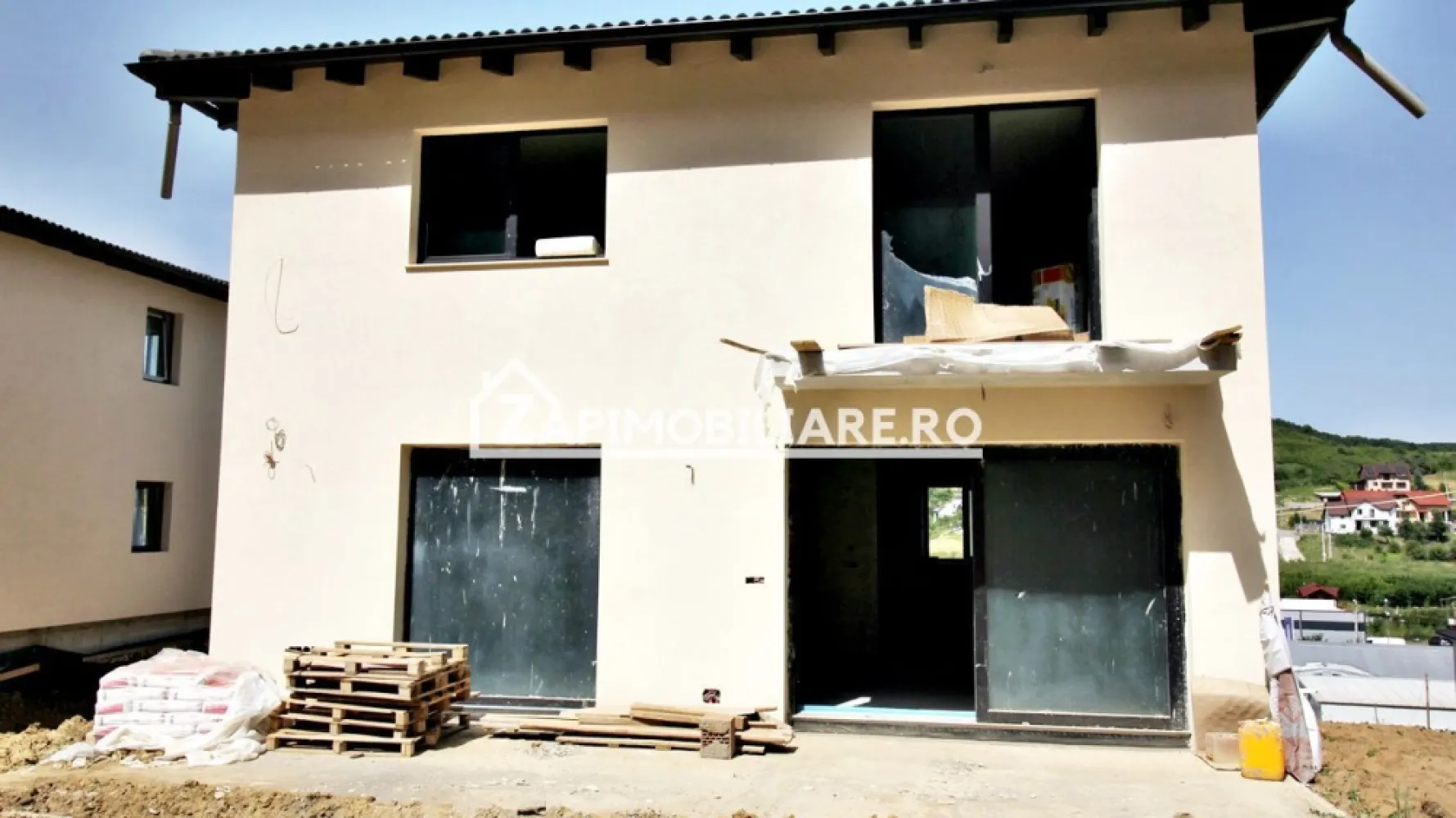 Casa 4 camere,2 bai,136 mp, 550 mp teren zona Corunca - De vânzare casă, singur în curte 4 camere situată în Corunca lângă pădure, suprafața utilă de 136mp.amplasată pe un teren cu suprafața de 550 mp, 
Compartimentare:
- la parter: 1 living, 1 bucătărie, 1 baie,1 terasă, 1 debara.
- la etaj 3 dormitoare, 1 băi, 1 balcon,la etaj înălțimea camerelor este de 2,70 m, 

Detalii:
- centrală termică, calorifere, geamuri tripan 
- fundația casei are o adâncime de 1,5 m, pereții sunt din cărămidă, acoperișul de țiglă, izolată cu polistiren de 10 cm.
Utilitați:
- curent, apă, gaz, canalizare
Casa se vinde semifinisată cu centrală,calorifere, exteriorul complet finisat la prețul de 158.000 Euro + tva Comision ZERO!
-----------------------------------------------------------------------------------------------------------------------------------------
Daca vă place această ofertă sau pentru alte informații sunați la numărul de contact din anunț! 0774048706 Bogdan
Compania Zap Imobiliare vă pune la dispoziție toate actele și documentele necesare alături de asistență și consiliere permanentă până la finalizarea achiziției imobiliare. 
Ne dorim să îți oferim cea mai plăcută experiență, îndeplinim vise cu pereți!ĺ