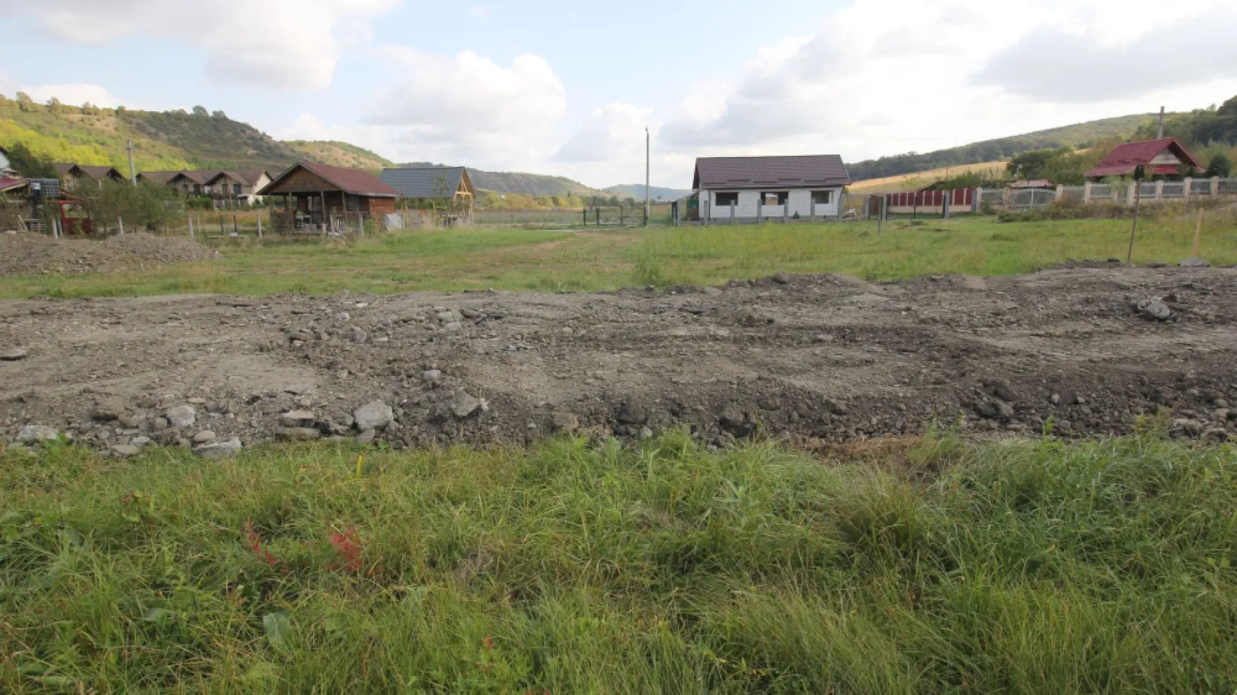Teren 780mp, PUG aprobat, Livezeni,drum asfaltat - De vânzare 780 mp. de teren la ieșire din Livezeni pe dreapta 100 m de duplexurile noi construite,4 km de Lidl ,Puz aprobat, utilități aproape.zonă foarte frumoasă și bună pentru construcții case, preț. 79.000 euro . Dacă vă place această ofertă - sau pentru alte informații sunați la numărul de contact din anunț! 0774048706 Bogdan
Drum asfaltat până în fața terenului 
Certificat de urbanism pentru duplex 
Compania Zap Imobiliare vă pune la dispoziție toate informațiile, actele și documentele necesare alături de asistență și consiliere permanentă până la finalizarea achiziției imobiliare. Ne dorim să îți oferim cea mai plăcută experiență.