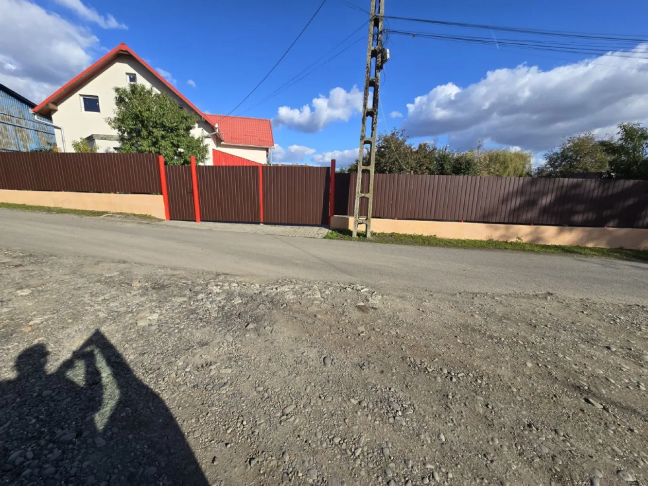 Casa 228 mp, 500 mp teren, Mureșeni, 0% comision - De vânzare sau de închiriat casă, singur în curte, 4 camere situată în zona Mureșeni, suprafața utilă de 228 mp amplasată pe un teren cu suprafața de 500 mp, cu o deschidere la drum de 25 ml.
Compartimentare:
- la parter: 1 dormitor, 1 living, 1 bucătărie, 1 baie, 1 balcon.
- la etaj: 109 mp neamenajați, 1 balcon.
Se acceptă și schimb cu Apartamentele 
Detalii:
- centrală termică, calorifere, geamuri termopan, 
- fundația casei are o adâncime de 1 m, pereții sunt din cărămidă, acoperișul de tablă,
- pivniță, pod mansardabil, 
- anul construcției 2005

Utilitați:
- curent, apă, gaz, canalizare.
- recent izolată cu polistiren de 10 cm
Casa se vinde la prețul de 159.000 Euro Comision ZERO!
Prețul la inchiriere 600 euro negociabil 
Comisionul la inchiriere 50% din prima chirie 
-----------------------------------------------------------------------------------------------------------------------------------------
Daca vă place această ofertă sau pentru alte informații sunați la numărul de contact din anunț! 
Compania Zap Imobiliare vă pune la dispoziție toate actele și documentele necesare alături de asistență și consiliere permanentă până la finalizarea achiziției imobiliare. 
Ne dorim să îți oferim cea mai plăcută experiență, îndeplinim vise cu pereți!