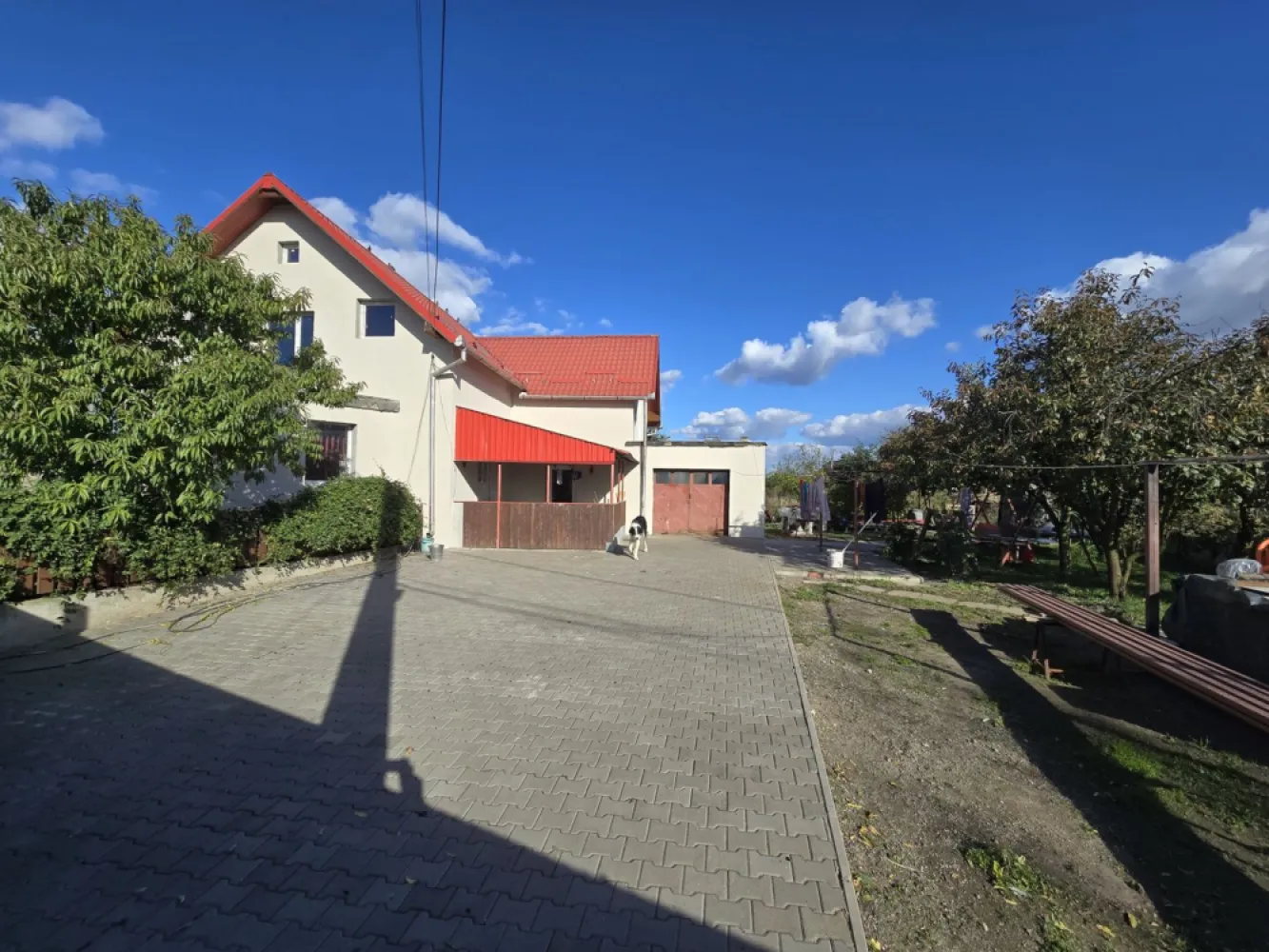 Casa 228 mp, 500 mp teren, Mureșeni, 0% comision - De vânzare sau de închiriat casă, singur în curte, 4 camere situată în zona Mureșeni, suprafața utilă de 228 mp amplasată pe un teren cu suprafața de 500 mp, cu o deschidere la drum de 25 ml.
Compartimentare:
- la parter: 1 dormitor, 1 living, 1 bucătărie, 1 baie, 1 balcon.
- la etaj: 109 mp neamenajați, 1 balcon.
Se acceptă și schimb cu Apartamentele 
Detalii:
- centrală termică, calorifere, geamuri termopan, 
- fundația casei are o adâncime de 1 m, pereții sunt din cărămidă, acoperișul de tablă,
- pivniță, pod mansardabil, 
- anul construcției 2005

Utilitați:
- curent, apă, gaz, canalizare.
- recent izolată cu polistiren de 10 cm
Casa se vinde la prețul de 159.000 Euro Comision ZERO!
Prețul la inchiriere 600 euro negociabil 
Comisionul la inchiriere 50% din prima chirie 
-----------------------------------------------------------------------------------------------------------------------------------------
Daca vă place această ofertă sau pentru alte informații sunați la numărul de contact din anunț! 
Compania Zap Imobiliare vă pune la dispoziție toate actele și documentele necesare alături de asistență și consiliere permanentă până la finalizarea achiziției imobiliare. 
Ne dorim să îți oferim cea mai plăcută experiență, îndeplinim vise cu pereți!