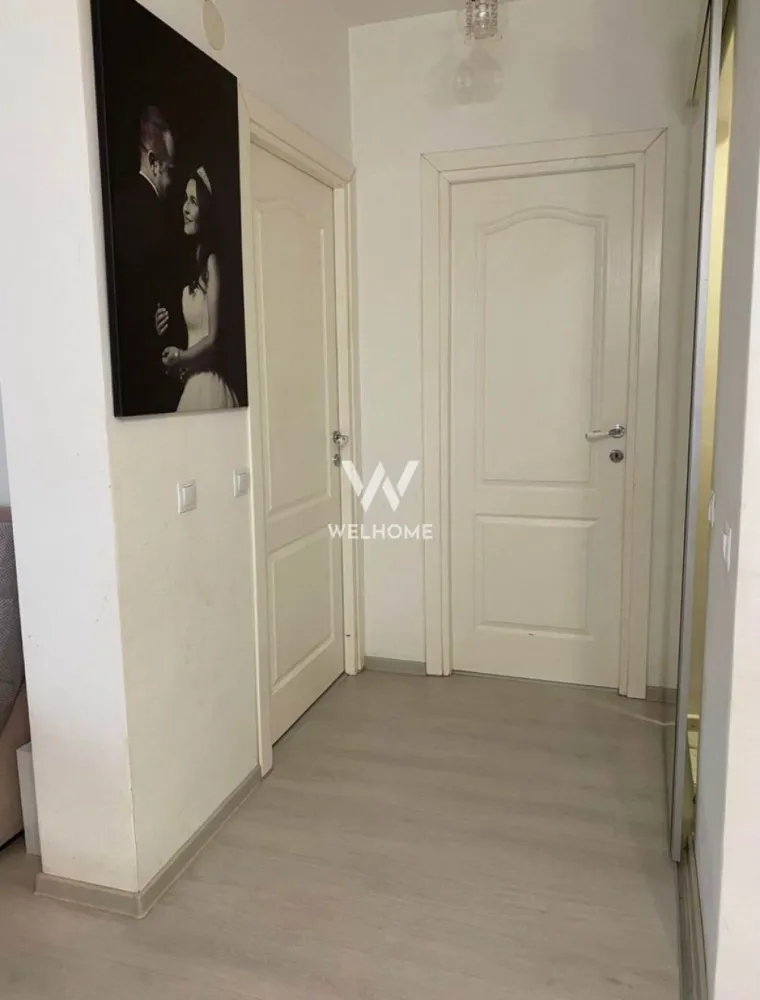 Apartament cu 3 camere si grădină 74 mp zona Triajului Selimbar - 0% Comision.
Preț direct proprietar!!!
Apartament modern cu 3 camere, situat la parterul unui bloc cu doar 9 apartamente, într-o zonă liniștită și foarte căutată din Șelimbăr zona Triajului, Selimbar.

Locuința are o suprafață utila de aproximativ 60mp si beneficiază de curte proprie de 74 mp, ideală pentru relaxare sau spațiu de joacă pentru copii. Apartamentul este mobilat și utilat, gata pentru a fi locuit fără investiții suplimentare.

 Caracteristici:
 Suprafață construită: 73 mp
 Suprafață utilă: 58,8 mp
 Compartimentare excelentă:
 2 dormitoare
 Living cu bucătărie open-space
 2 băi
 Parcare privată chiar în fața portii
 Construcție 2019
 Bloc cu 9 apartamente 

 Dotări:
 Mobilat & utilat complet
 Finisaje moderne
 Curte proprie generoasă

 Preț: 145900 euro usor negociabil.

Achiziția poate fi realizată si cu credit ipotecar.
Tel: 0745 99 55 37 Mihai.
