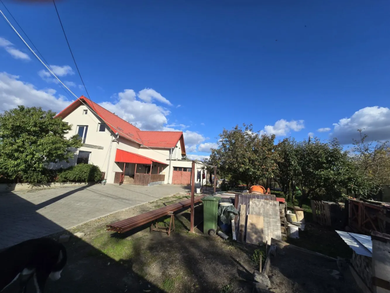 Casa 228 mp, 500 mp teren, Mureșeni, 0% comision - De vânzare sau de închiriat casă, singur în curte, 4 camere situată în zona Mureșeni, suprafața utilă de 228 mp amplasată pe un teren cu suprafața de 500 mp, cu o deschidere la drum de 25 ml.
Compartimentare:
- la parter: 1 dormitor, 1 living, 1 bucătărie, 1 baie, 1 balcon.
- la etaj: 109 mp neamenajați, 1 balcon.
Se acceptă și schimb cu Apartamentele 
Detalii:
- centrală termică, calorifere, geamuri termopan, 
- fundația casei are o adâncime de 1 m, pereții sunt din cărămidă, acoperișul de tablă,
- pivniță, pod mansardabil, 
- anul construcției 2005

Utilitați:
- curent, apă, gaz, canalizare.
- recent izolată cu polistiren de 10 cm
Casa se vinde la prețul de 159.000 Euro Comision ZERO!
Prețul la inchiriere 600 euro negociabil 
Comisionul la inchiriere 50% din prima chirie 
-----------------------------------------------------------------------------------------------------------------------------------------
Daca vă place această ofertă sau pentru alte informații sunați la numărul de contact din anunț! 
Compania Zap Imobiliare vă pune la dispoziție toate actele și documentele necesare alături de asistență și consiliere permanentă până la finalizarea achiziției imobiliare. 
Ne dorim să îți oferim cea mai plăcută experiență, îndeplinim vise cu pereți!