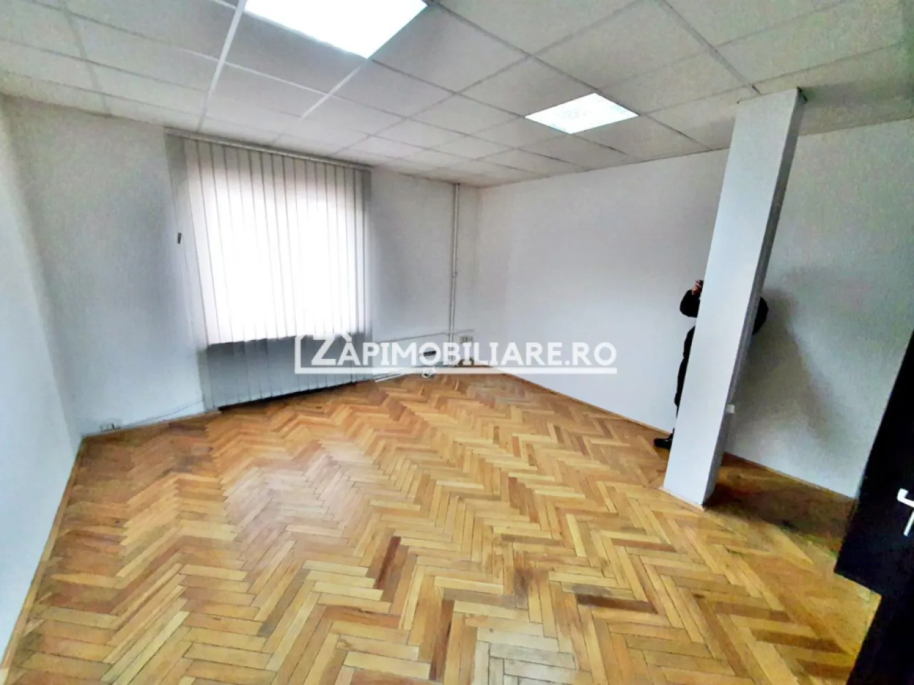 Spațiu birou 20 mp, central,utilităti incluse in pret - De închiriat spațiu de birouri 20 mp situat la etajul 3 într-o clădire de birouri situata în zona Centrală ideal pentru sedii firme, punct de lucru.

Spațiul se închiriază la prețul de 180 euro.
Disponibile si birouri cu suprafata de 10 mp.la pretul de 120 euro
 Toate utilitățile sunt incluse în preț.
-----------------------------------------------------------------------------------------------------------------------------------------
Comisionul perceput este de 50% din valoarea primei chirii.Și se percepe o singură dată!
Acest anunț nu corespunde cerințelor tale? Sună la numărul afișat în anunț și unul dintre agenții noștri te va ajuta cu alte oferte personalizate în funcție de cerințele tale.