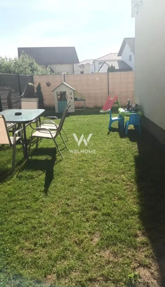 Apartament cu 3 camere si grădină 74 mp zona Triajului Selimbar - 0% Comision.
Preț direct proprietar!!!
Apartament modern cu 3 camere, situat la parterul unui bloc cu doar 9 apartamente, într-o zonă liniștită și foarte căutată din Șelimbăr zona Triajului, Selimbar.

Locuința are o suprafață utila de aproximativ 60mp si beneficiază de curte proprie de 74 mp, ideală pentru relaxare sau spațiu de joacă pentru copii. Apartamentul este mobilat și utilat, gata pentru a fi locuit fără investiții suplimentare.

 Caracteristici:
 Suprafață construită: 73 mp
 Suprafață utilă: 58,8 mp
 Compartimentare excelentă:
 2 dormitoare
 Living cu bucătărie open-space
 2 băi
 Parcare privată chiar în fața portii
 Construcție 2019
 Bloc cu 9 apartamente 

 Dotări:
 Mobilat & utilat complet
 Finisaje moderne
 Curte proprie generoasă

 Preț: 145900 euro usor negociabil.

Achiziția poate fi realizată si cu credit ipotecar.
Tel: 0745 99 55 37 Mihai.