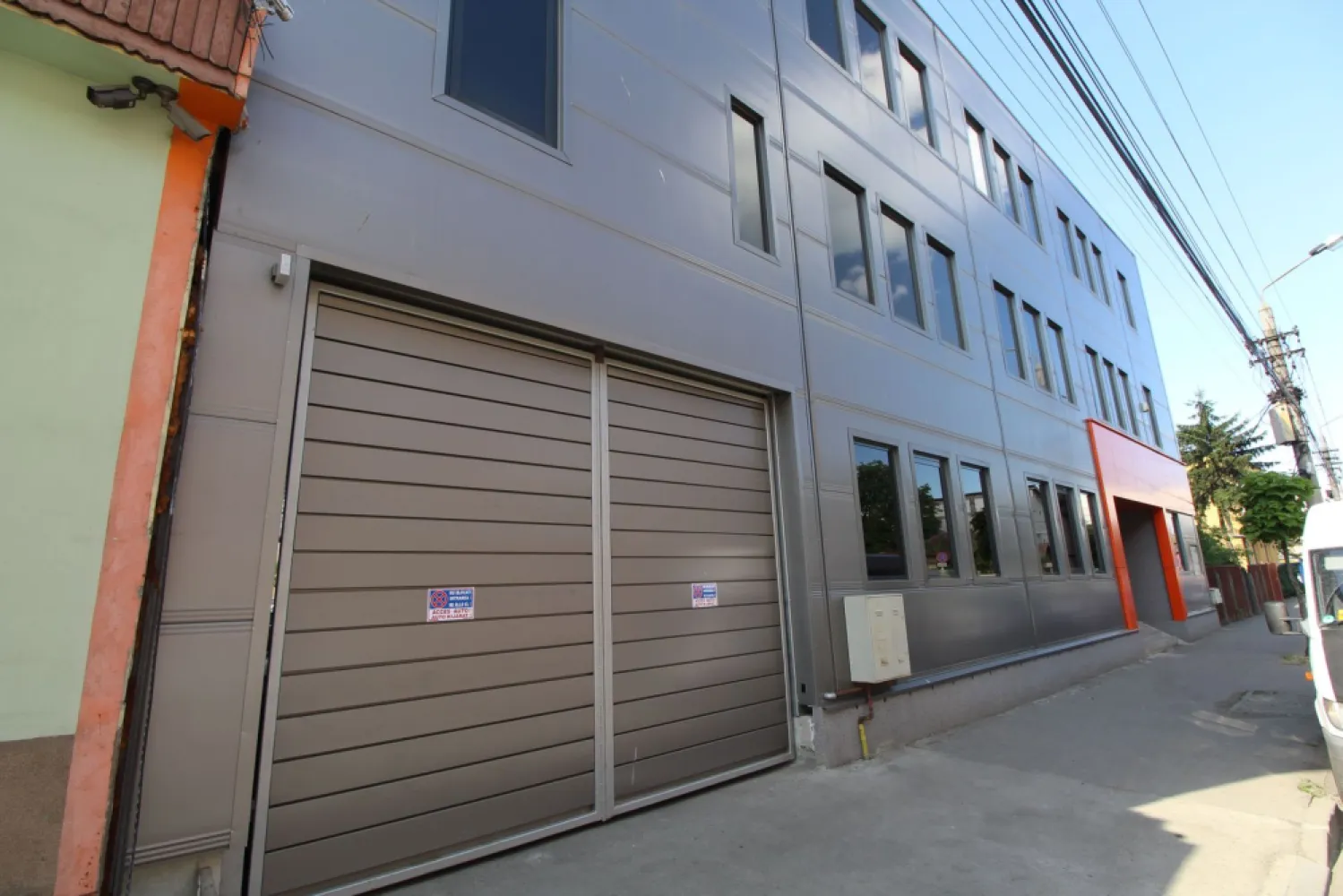 Spațiu birou/comercial, 385 mp, Târgu Mureș - Spațiu comercial de închiriat în Târgu Mureș, zona Libertătii , suprafața utilă de 385 mp. situat la etajul 2 preț 
7 euro mp.
Proprietatea se află într-o zonă cu un confort deosebit, datorită amplasării în imediata apropiere a tot ceea ce înseamnă viață modernă, și anume: mijloace de transport în comun, magazine, unități de învățământ de toate gradele, piață, parc, bănci, farmacii, s.a.
Spațiul se închiriază la prețul de 2900 Euro negociabil. 
-----------------------------------------------------------------------------------------------------------------------------------------
Comisionul perceput este de 50% din valoarea primei chirii.Și se percepe o singură dată!
Acest anunț nu corespunde cerințelor tale? Sună la numărul afișat în anunț și unul dintre agenții noștri te va ajuta cu alte oferte personalizate în funcție de cerințele tale.