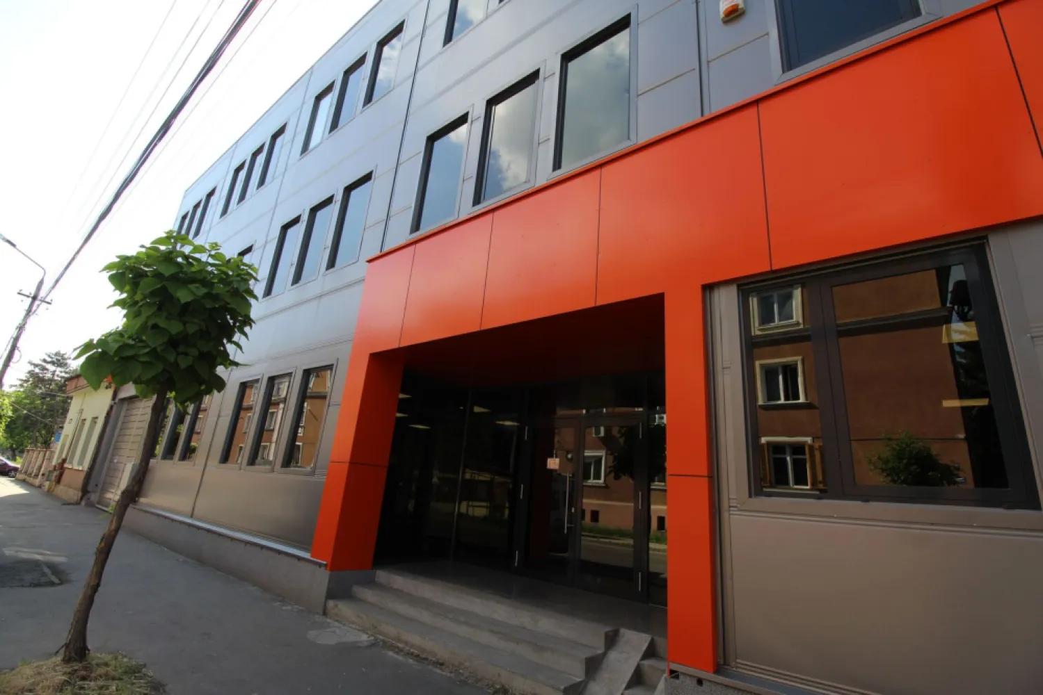 Spațiu birou/comercial, 385 mp, Târgu Mureș - Spațiu comercial de închiriat în Târgu Mureș, zona Libertătii , suprafața utilă de 385 mp. situat la etajul 2 preț 
7 euro mp.
Proprietatea se află într-o zonă cu un confort deosebit, datorită amplasării în imediata apropiere a tot ceea ce înseamnă viață modernă, și anume: mijloace de transport în comun, magazine, unități de învățământ de toate gradele, piață, parc, bănci, farmacii, s.a.
Spațiul se închiriază la prețul de 2900 Euro negociabil. 
-----------------------------------------------------------------------------------------------------------------------------------------
Comisionul perceput este de 50% din valoarea primei chirii.Și se percepe o singură dată!
Acest anunț nu corespunde cerințelor tale? Sună la numărul afișat în anunț și unul dintre agenții noștri te va ajuta cu alte oferte personalizate în funcție de cerințele tale.