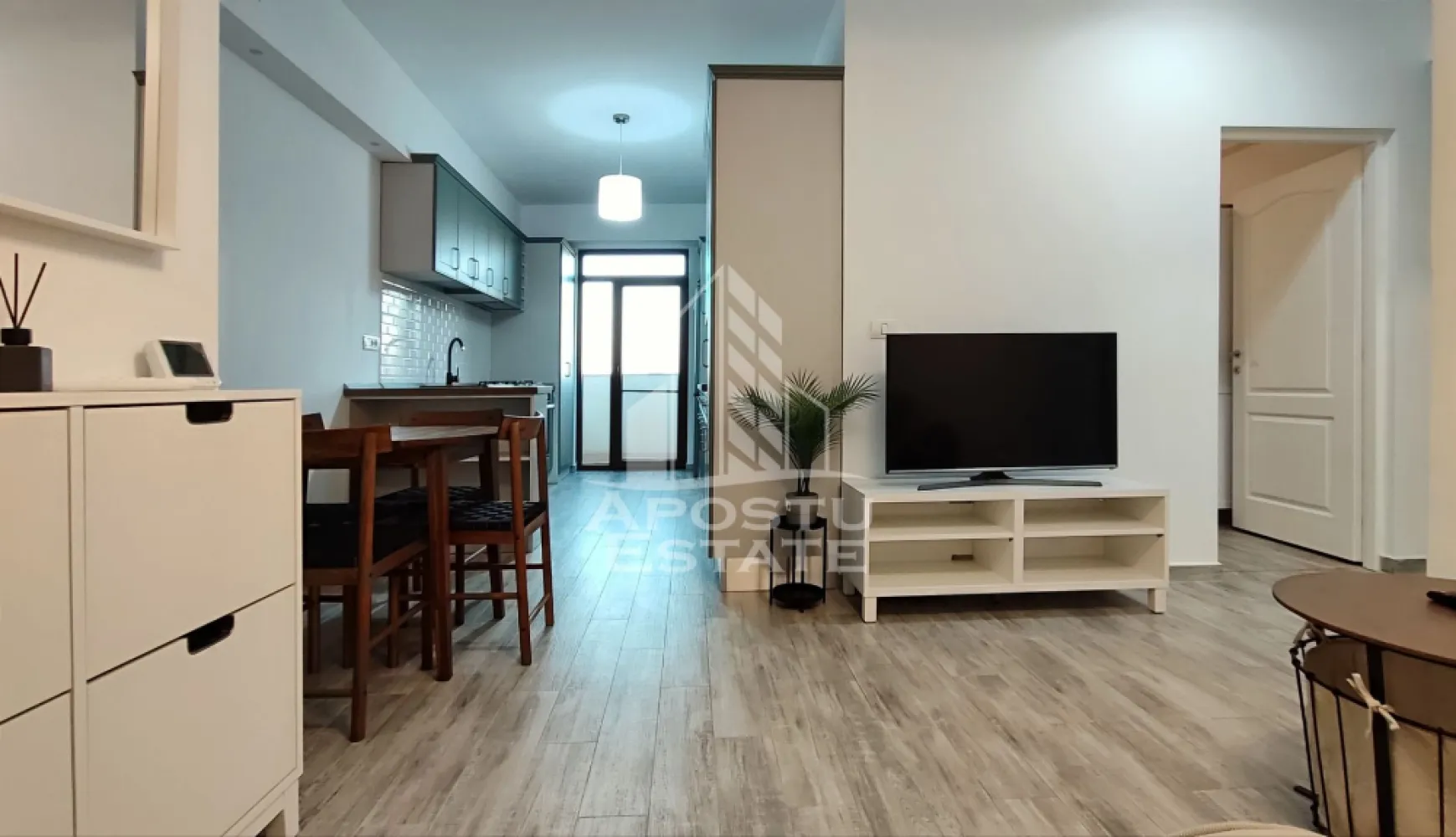 Apartament elegant cu 2 camere, zona Alfa - APOSTU ESTATE va propune spre inchiriere un apartament modern cu 2 camere semidecomandat, construit in 2023 si finalizat in 2024, disponibil la inchiriere imediat, zona Alfa

Cladirea dispune de ascensor, un lobby de intrare elegant si supraveghere video 24h din 24h.

Bucurati-va de eleganta si confort in acest apartament elegant cu un design contemporan.
Apartamentul este compus din 2 camere luminoase, concepute cu atentie la detalii pentru a oferi un mediu de trai luxos si relaxant, un living cu bucatarie open-space si baie dotata cu dus.

Mobilierul este realizat la comanda, fabricat din materiale de inalta calitate.
Bucatarie complet utilata cu electrocasnice de ultima generatie.

Confortul termic se realizeaza prin intermediul centralei proprii pe gaz, sistem de incalzire in pardoseala
Situat la etajul 2 din 3, acest apartament ofera o vedere panoramica.

Cu o suprafata utila de 60mp este compartimentat astfel:
- hol de acces si living elegant , amenajat cu loc pentru luat masa
- bucataria open space cu acces spre balcon
- Dormitor cu birou si pat de o persoana 
- Dormitor matrimonial cu dressing
- hol de trecere cu spatiu pentru depozitare si masina de spalat 
- baie eleganta cu dus

Amplasarea excelenta intr-o zona foarte buna ,cu acces facil la mijloacele de transport in comun .
Vecinatati:
- restaurante
- parcuri
- scoli, gradinite
- Supermarketuri , Penny, ACA

Apartamentul se inchiriaza pe termen lung, mobilat si utilat conform pozelor !
Beneficiati si de un loc de parcare in incinta complexului.

Garantia este echivalenta cu doua luni de chirie!

Pentru mai multe informatii sau pentru a programa o vizionare, va rugam sa ne contactati.
Va asteptam cu drag la o vizionare!

Oferta ID CP2186671