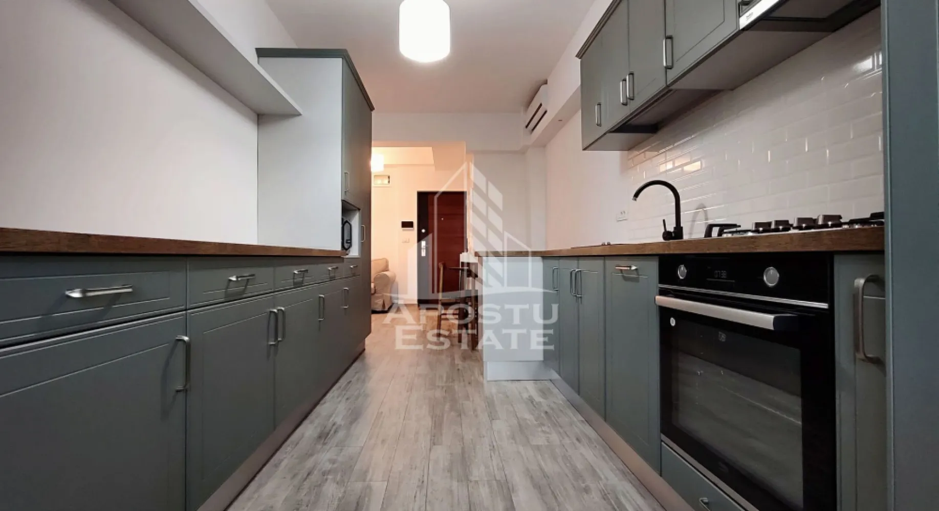 Apartament elegant cu 2 camere, zona Alfa - APOSTU ESTATE va propune spre inchiriere un apartament modern cu 2 camere semidecomandat, construit in 2023 si finalizat in 2024, disponibil la inchiriere imediat, zona Alfa

Cladirea dispune de ascensor, un lobby de intrare elegant si supraveghere video 24h din 24h.

Bucurati-va de eleganta si confort in acest apartament elegant cu un design contemporan.
Apartamentul este compus din 2 camere luminoase, concepute cu atentie la detalii pentru a oferi un mediu de trai luxos si relaxant, un living cu bucatarie open-space si baie dotata cu dus.

Mobilierul este realizat la comanda, fabricat din materiale de inalta calitate.
Bucatarie complet utilata cu electrocasnice de ultima generatie.

Confortul termic se realizeaza prin intermediul centralei proprii pe gaz, sistem de incalzire in pardoseala
Situat la etajul 2 din 3, acest apartament ofera o vedere panoramica.

Cu o suprafata utila de 60mp este compartimentat astfel:
- hol de acces si living elegant , amenajat cu loc pentru luat masa
- bucataria open space cu acces spre balcon
- Dormitor cu birou si pat de o persoana 
- Dormitor matrimonial cu dressing
- hol de trecere cu spatiu pentru depozitare si masina de spalat 
- baie eleganta cu dus

Amplasarea excelenta intr-o zona foarte buna ,cu acces facil la mijloacele de transport in comun .
Vecinatati:
- restaurante
- parcuri
- scoli, gradinite
- Supermarketuri , Penny, ACA

Apartamentul se inchiriaza pe termen lung, mobilat si utilat conform pozelor !
Beneficiati si de un loc de parcare in incinta complexului.

Garantia este echivalenta cu doua luni de chirie!

Pentru mai multe informatii sau pentru a programa o vizionare, va rugam sa ne contactati.
Va asteptam cu drag la o vizionare!

Oferta ID CP2186671