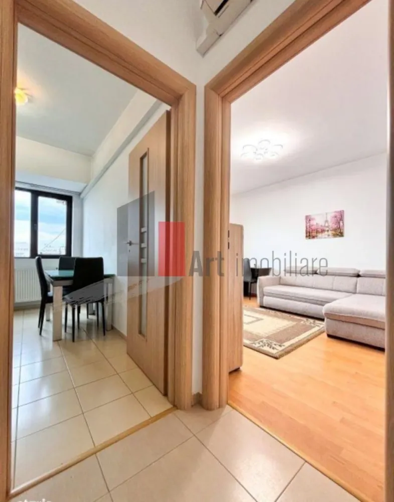 Oferim spre vanzare ap de 2 camere, Lujerului, Bloc nou Parcul Liniei - Vindem apartament cu 2 camere, spațios și luminos, situat în imobilul de referință construit în 2016 (str. Cupolei, blocul cu magazinul Bella Chic), la doar câteva minute de metrou Lujerului.
Apartamentul este situat la etajul 9 din 12, oferind o vedere panoramică superbă asupra zonei, fără zgomotul direct de la bulevard.
DETALII APARTAMENT:
Suprafață: 57 mp utili (compartimentare inteligentă, spații largi).
Structură: Complet DECOMANDAT (hol generos, bucătărie închisă, dormitor și living separate).
Dotări: Centrală termică proprie (confort termic ridicat + costuri mici), Aer Condiționat (AC), finisaje moderne.
Stare: Se vinde MOBILAT și UTILAT complet – te poți muta imediat sau îl poți închiria (randament excelent în zonă).
FACILITĂȚI ZONĂ:
Transport: 5-7 min. mers pe jos până la Metrou Lujerului, acces rapid la tramvai 41 și alte linii STB.
Shopping: Cora Lujerului, Plaza România, Auchan, Mega Image – toate la 5-10 min. distanță.
Imobil: Bloc modern (2016), 2 lifturi rapide, scară curată, vecini de calitate