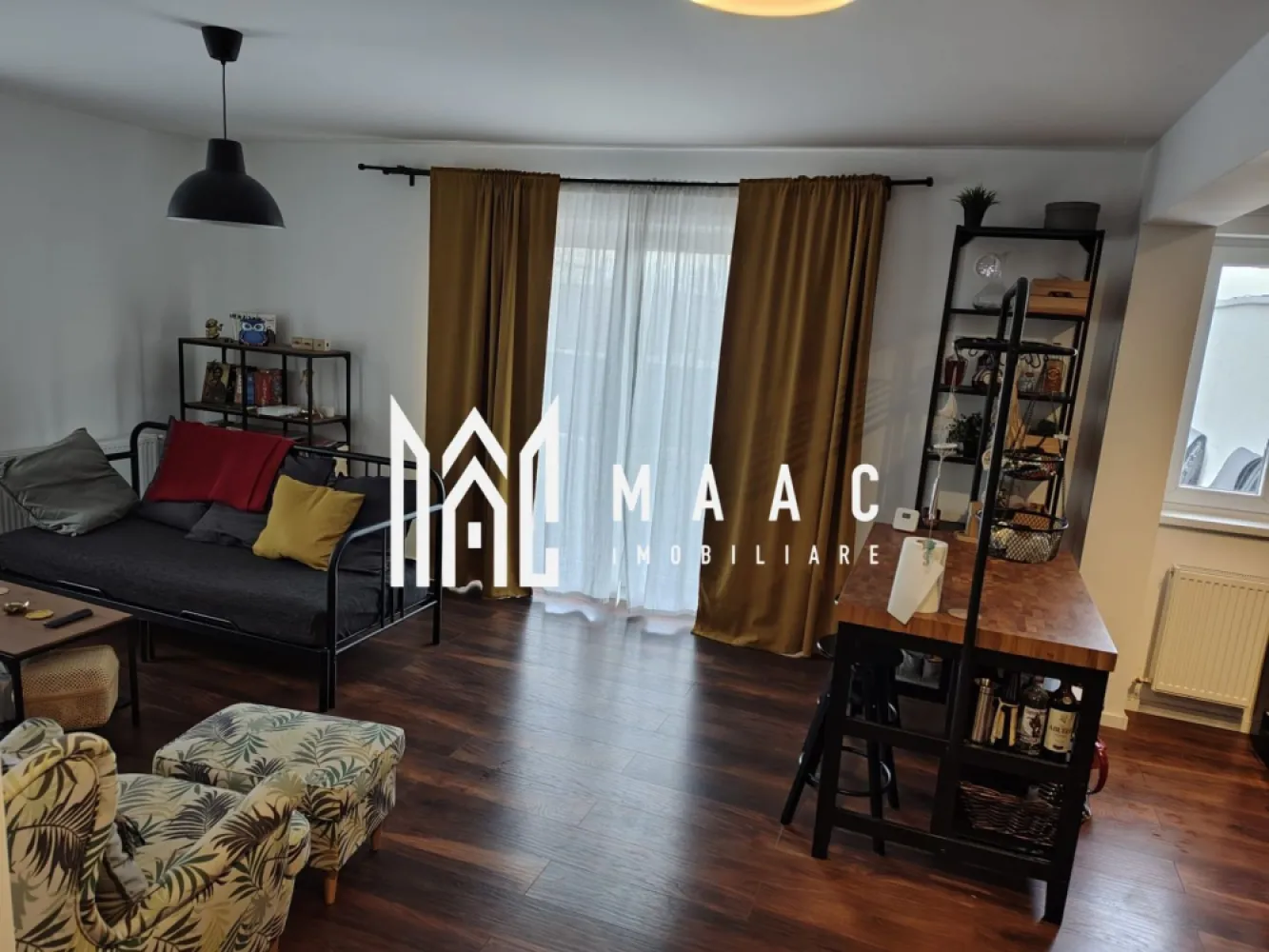 Penthouse 3 camere | Terasa | Parcare | Mobilat | Turnisor - MAAC Imobiliare vă prezintă spre vânzare un penthouse modern cu 3 camere, situat în Turnișor, într-o zonă liniștită, cu aer curat și acces facil către centrul orașului Sibiu.

Caracteristici:
Penthouse cu 3 camere, decomandat.
Situat la etaj retras 4 din 4.
Construcție nouă, anul 2021.
Suprafață utilă de 57,80 mp.
Terasă individuală de 54,50 mp.
Orientare sudică, oferind lumină naturală pe tot parcursul zilei.
Loc de parcare inclus, iar la cerere se poate achizitiona unul extra.
Vedere panoramică asupra Munților Făgăraș și asupra orașului.

Compartimentare:
Living cu bucătărie open space, în suprafață de 28,55 mp, cu zonă de dining și acces direct către terasă.
Dormitor matrimonial de 10,05 mp.
Al doilea dormitor de 8,85 mp, ideal pentru birou sau cameră de copil.
Hol de acces de 5,51 mp.
Baie de 4,74 mp, dotată cu cadă.
Terasă generoasă.

Dotări și finisaje:
Apartamentul se vinde complet mobilat și utilat, pregătit pentru mutare imediată sau închiriere premium, cu excepția televizorului și a obiectelor personale.
Mobilier premium de la IKEA.
Electrocasnice incluse: mașină de spălat vase Ariston, frigider LG, mașină de spălat rufe Samsung.
Centrală termică în condensare, cu distribuitor și radiatoare din oțel.
Ferestre și uși termopan Salamander, cu profil de 7 camere și sticlă Low-E.
Gresie, faianță și obiecte sanitare moderne.
Parchet laminat de 10 mm.
Clasă energetică A.

Construcție și garanții:
Garanție de 10 ani oferită de constructor pentru acoperiș, zidărie, hidroizolații, termoizolații și instalații (electrice, gaz, sanitare și termice).

Amenajare și atmosferă:
Living luminos, cu acces direct către terasa.
Bucătărie complet echipată.
Baie finisată.
Atmosferă aerisită și liniștită.

Pentru mai multe detalii precizati telefonic ca ati vazut anuntul cu ID: CP2985023