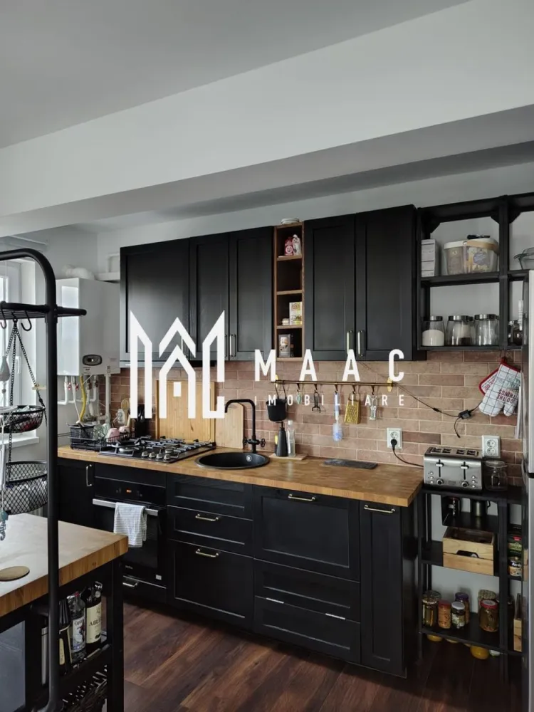 Penthouse 3 camere | Terasa | Parcare | Mobilat | Turnisor - MAAC Imobiliare vă prezintă spre vânzare un penthouse modern cu 3 camere, situat în Turnișor, într-o zonă liniștită, cu aer curat și acces facil către centrul orașului Sibiu.

Caracteristici:
Penthouse cu 3 camere, decomandat.
Situat la etaj retras 4 din 4.
Construcție nouă, anul 2021.
Suprafață utilă de 57,80 mp.
Terasă individuală de 54,50 mp.
Orientare sudică, oferind lumină naturală pe tot parcursul zilei.
Loc de parcare inclus, iar la cerere se poate achizitiona unul extra.
Vedere panoramică asupra Munților Făgăraș și asupra orașului.

Compartimentare:
Living cu bucătărie open space, în suprafață de 28,55 mp, cu zonă de dining și acces direct către terasă.
Dormitor matrimonial de 10,05 mp.
Al doilea dormitor de 8,85 mp, ideal pentru birou sau cameră de copil.
Hol de acces de 5,51 mp.
Baie de 4,74 mp, dotată cu cadă.
Terasă generoasă.

Dotări și finisaje:
Apartamentul se vinde complet mobilat și utilat, pregătit pentru mutare imediată sau închiriere premium, cu excepția televizorului și a obiectelor personale.
Mobilier premium de la IKEA.
Electrocasnice incluse: mașină de spălat vase Ariston, frigider LG, mașină de spălat rufe Samsung.
Centrală termică în condensare, cu distribuitor și radiatoare din oțel.
Ferestre și uși termopan Salamander, cu profil de 7 camere și sticlă Low-E.
Gresie, faianță și obiecte sanitare moderne.
Parchet laminat de 10 mm.
Clasă energetică A.

Construcție și garanții:
Garanție de 10 ani oferită de constructor pentru acoperiș, zidărie, hidroizolații, termoizolații și instalații (electrice, gaz, sanitare și termice).

Amenajare și atmosferă:
Living luminos, cu acces direct către terasa.
Bucătărie complet echipată.
Baie finisată.
Atmosferă aerisită și liniștită.

Pentru mai multe detalii precizati telefonic ca ati vazut anuntul cu ID: CP2985023