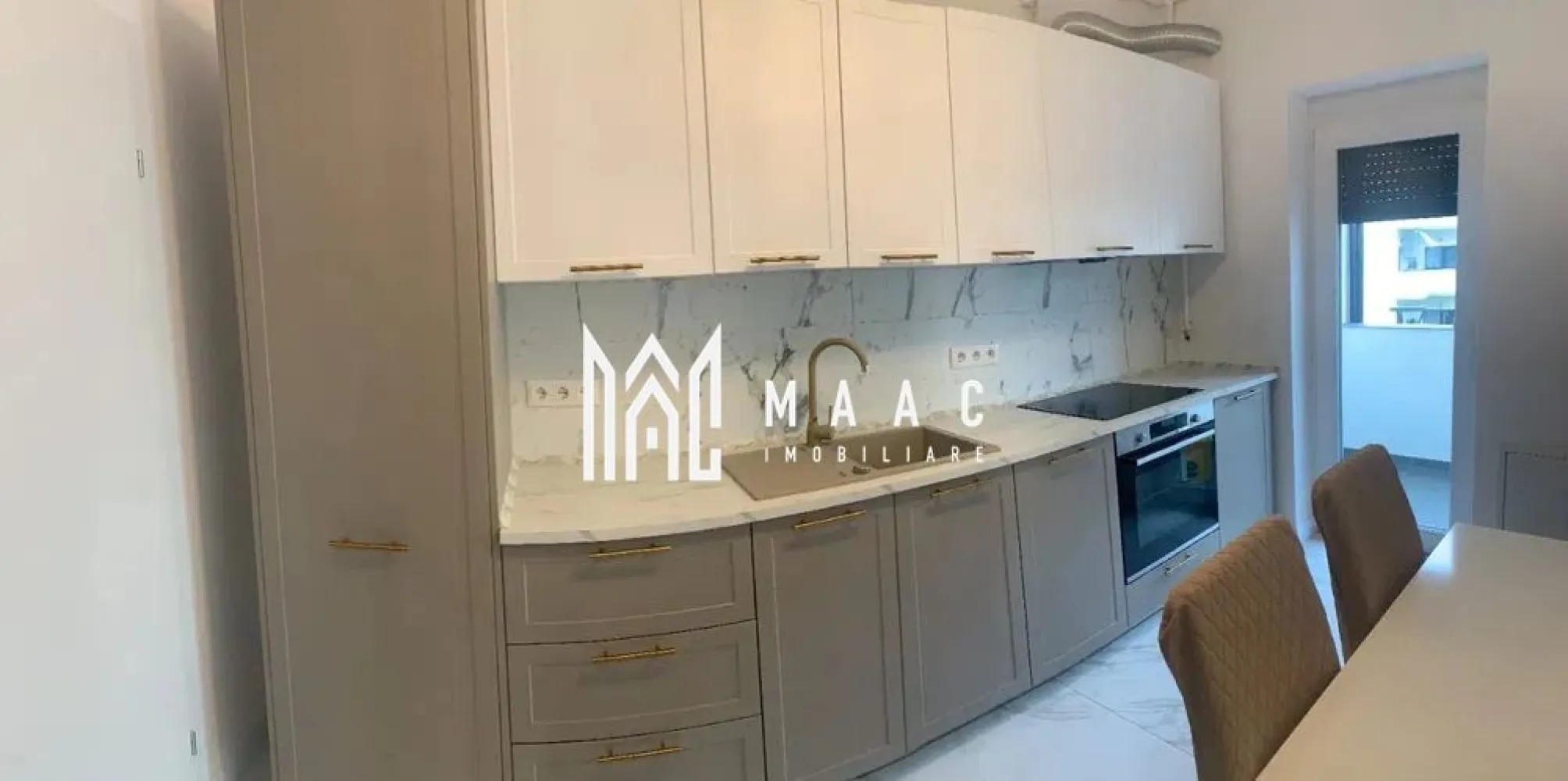 Apartament 2 camere I Etaj 1 I Loc parcare - MAAC Imobiliare vă propune spre vânzare un apartament cu 2 camere decomandate, amplasat la etajul 1 al unui imobil situat în zona Deventer, în apropiere de cartierul Tineretului, o locație apreciată pentru accesibilitate și proximitatea față de puncte de interes.

Locuința este compartimentată practic și funcțional, fiind alcătuită dintr-un living spațios, o bucătărie separată mobilată, un dormitor și o baie, oferind un spațiu confortabil și bine organizat pentru locuire.

Apartamentul se vinde mobilat și utilat, fiind dotat cu mașină de spălat rufe, plită cu inducție și cuptor electric. În plus, beneficiază de balcon și este situat la etajul 1, ceea ce asigură un acces facil și confort sporit.

Proprietatea dispune și de loc de parcare aferent, un avantaj important pentru viitorii proprietari.

Pentru mai multe detalii, vă rugăm să menționați telefonic numărul CP2986843.