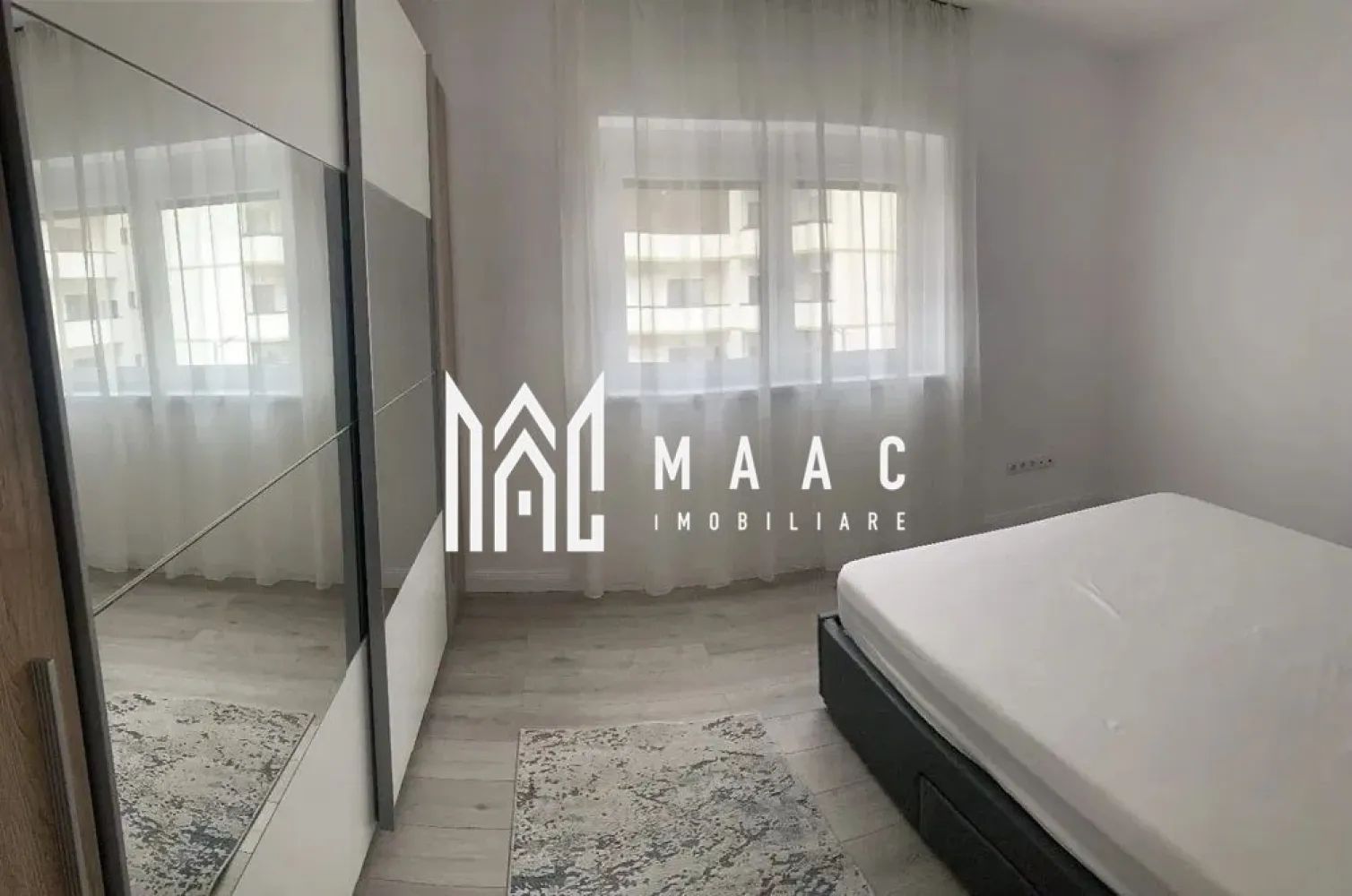 Apartament 2 camere I Etaj 1 I Loc parcare - MAAC Imobiliare vă propune spre vânzare un apartament cu 2 camere decomandate, amplasat la etajul 1 al unui imobil situat în zona Deventer, în apropiere de cartierul Tineretului, o locație apreciată pentru accesibilitate și proximitatea față de puncte de interes.

Locuința este compartimentată practic și funcțional, fiind alcătuită dintr-un living spațios, o bucătărie separată mobilată, un dormitor și o baie, oferind un spațiu confortabil și bine organizat pentru locuire.

Apartamentul se vinde mobilat și utilat, fiind dotat cu mașină de spălat rufe, plită cu inducție și cuptor electric. În plus, beneficiază de balcon și este situat la etajul 1, ceea ce asigură un acces facil și confort sporit.

Proprietatea dispune și de loc de parcare aferent, un avantaj important pentru viitorii proprietari.

Pentru mai multe detalii, vă rugăm să menționați telefonic numărul CP2986843.
