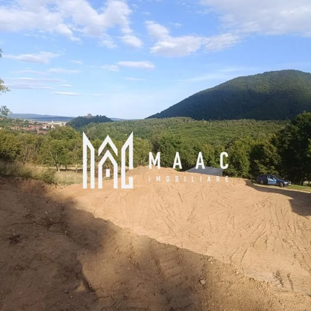 TEREN INTRAVILAN 1641 mp | PUZ APROBAT | Cisnadioara - MAAC Imobiliare vă propune spre vânzare un teren intravilan situat în zona Cisnădioara, pe strada Silvicultorilor, într-o locație liniștită, ideală pentru construcția unei locuințe permanente sau a unei case de vacanță. Amplasamentul oferă un cadru natural deosebit, cu priveliște frumoasă, fiind potrivit pentru cei care își doresc aer curat, intimitate și un stil de viață relaxat, departe de agitația urbană.

Terenul are o suprafață de 1641 mp și beneficiază de o deschidere de 17,5 metri la stradă, ceea ce permite multiple opțiuni de construire și valorificare eficientă a spațiului. Proprietatea dispune de utilități precum apă, curent și canalizare, facilitând dezvoltarea rapidă a unui proiect rezidențial.

Această proprietate reprezintă o oportunitate potrivită atât pentru investiție, cât și pentru dezvoltarea unei locuințe într-o zonă apreciată din apropierea Sibiului.

Se acceptă schimb cu apartament în Sibiu.

Pentru mai multe detalii, vă rugăm să menționați telefonic numărul CP2988018.