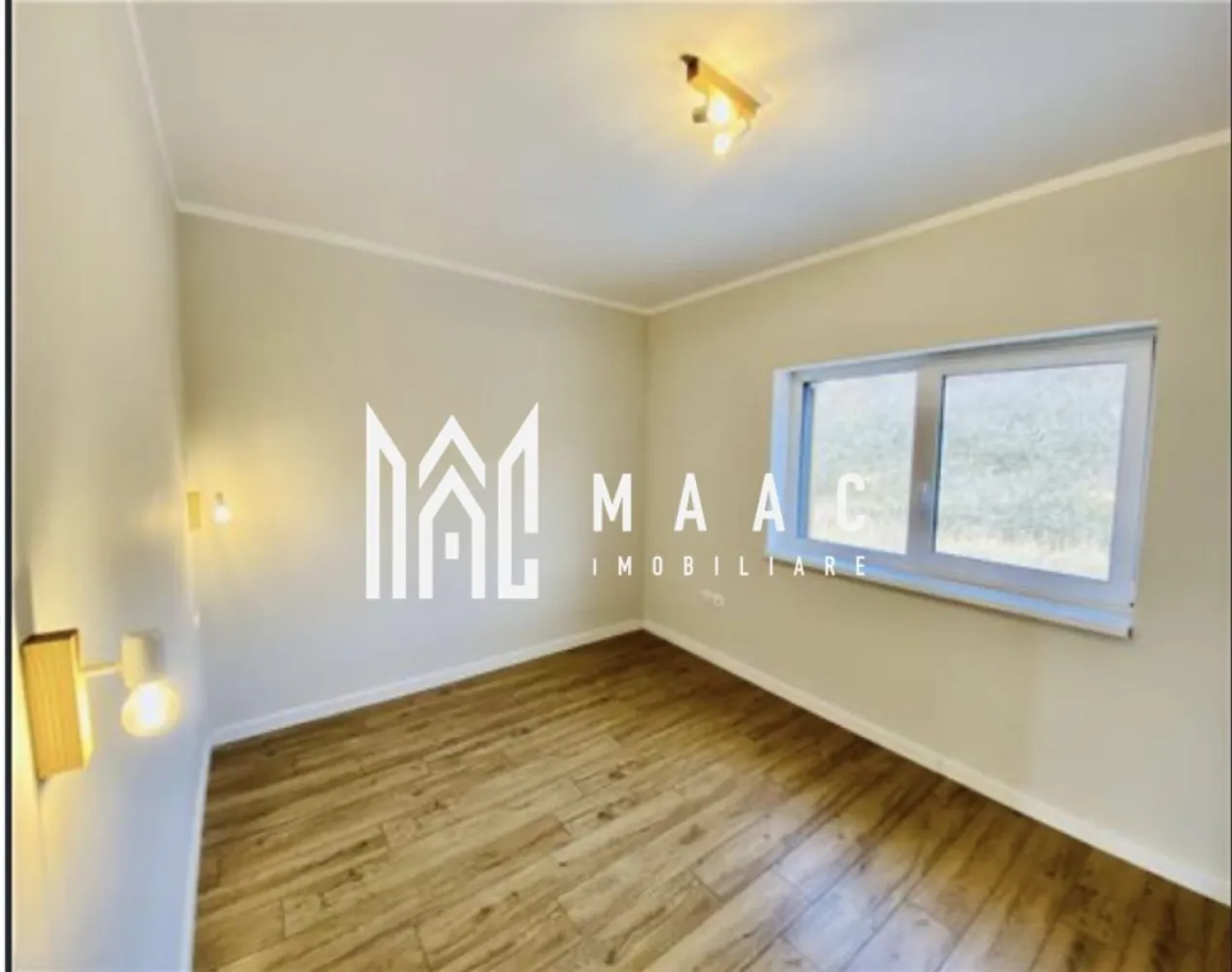APARTAMENT 2 CAMERE I DAVINCI I FINISAT LA CHEIE - MAAC Imobiliare vă propune spre vânzare un apartament cu 2 camere, compus din bucătărie, baie și balcon generos, ideal pentru cei care își doresc un spațiu modern, bine organizat și confortabil.

Locuința se remarcă prin finisaje de calitate și un ambient plăcut, fiind situată într-o zonă cu numeroase spații verzi și drumuri pavate, aspecte ce contribuie la un stil de viață relaxat și echilibrat. Apartamentul este finisat la cheie, oferind avantajul unei mutări rapide, fără investiții suplimentare.

Proprietatea este dotată cu aer condiționat și jaluzele electrice, asigurând un nivel ridicat de confort și intimitate pentru viitorii proprietari.

Disponibilitate imediată.

Pentru mai multe detalii, vă rugăm să menționați telefonic numărul CP2993108.