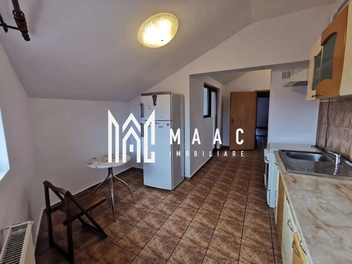 Apartament Spațios | 62 mp | Garaj privat | Valea Aurie - MAAC Imobiliare vă propune spre vânzare un apartament confortabil și bine compartimentat, situat în zona Valea Aurie, într-un imobil tip vilă cu doar 8 apartamente, ideal pentru cei care își doresc liniște și intimitate în Sibiu.

Caracteristici principale
 • Suprafață utilă: 62 mp
 • imobil tip vilă 
 • compartimentare eficientă și spații generoase

Compartimentare
 • cameră principală spațioasă – 27 mp
 • bucătărie separată – 16 mp
 • baie – 7,33 mp
 • hol – 2,8 mp
 • terasă acoperită (8,8 mp) – amenajată cu calorifer, ideală pentru birou sau dormitor suplimentar
 • balcon – 4 mp

Avantaje
 • garaj privat inclus – un beneficiu rar și foarte valoros
 • zonă liniștită, cu acces facil către punctele de interes
 • imobil cu puțini locatari – confort și intimitate
 • posibilitate de recompartimentare sau extindere funcțională (prin terasă)

Acest apartament este potrivit atât pentru locuință personală, cât și pentru investiție sigură, fiind situat într-una dintre cele mai apreciate zone ale orașului.

📞 Pentru mai multe detalii sau pentru programarea unei vizionări, vă rugăm să ne contactați și să menționați ID-ul proprietății: CP2994532.