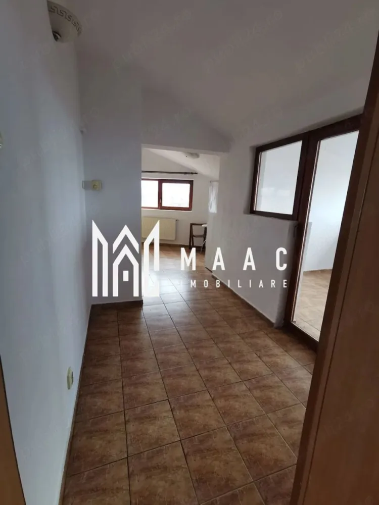 Apartament Spațios | 62 mp | Garaj privat | Valea Aurie - MAAC Imobiliare vă propune spre vânzare un apartament confortabil și bine compartimentat, situat în zona Valea Aurie, într-un imobil tip vilă cu doar 8 apartamente, ideal pentru cei care își doresc liniște și intimitate în Sibiu.

Caracteristici principale
 • Suprafață utilă: 62 mp
 • imobil tip vilă 
 • compartimentare eficientă și spații generoase

Compartimentare
 • cameră principală spațioasă – 27 mp
 • bucătărie separată – 16 mp
 • baie – 7,33 mp
 • hol – 2,8 mp
 • terasă acoperită (8,8 mp) – amenajată cu calorifer, ideală pentru birou sau dormitor suplimentar
 • balcon – 4 mp

Avantaje
 • garaj privat inclus – un beneficiu rar și foarte valoros
 • zonă liniștită, cu acces facil către punctele de interes
 • imobil cu puțini locatari – confort și intimitate
 • posibilitate de recompartimentare sau extindere funcțională (prin terasă)

Acest apartament este potrivit atât pentru locuință personală, cât și pentru investiție sigură, fiind situat într-una dintre cele mai apreciate zone ale orașului.

📞 Pentru mai multe detalii sau pentru programarea unei vizionări, vă rugăm să ne contactați și să menționați ID-ul proprietății: CP2994532.