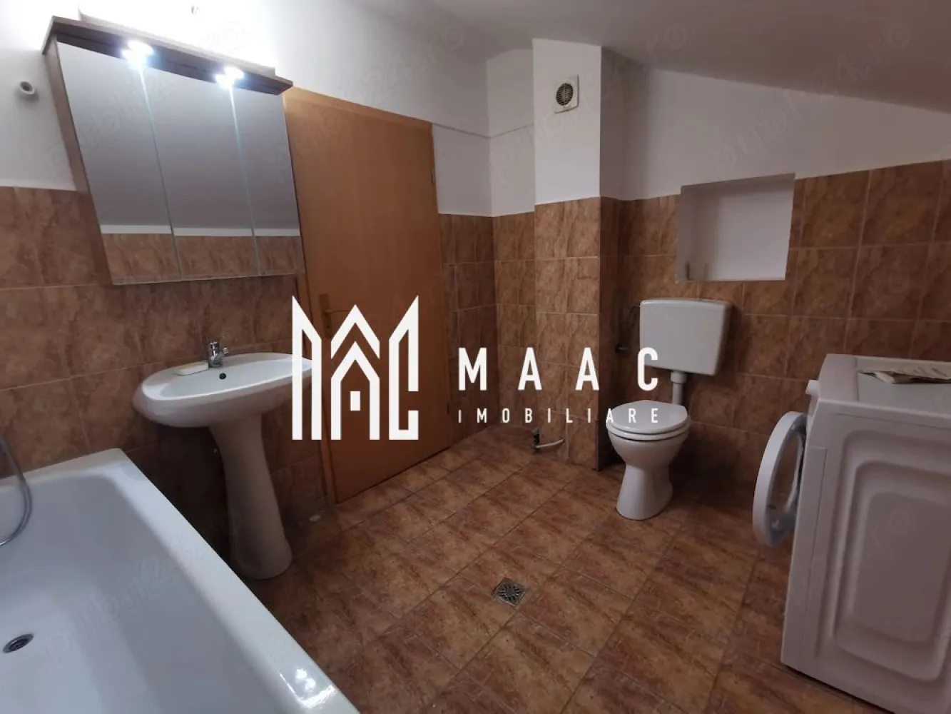 Apartament Spațios | 62 mp | Garaj privat | Valea Aurie - MAAC Imobiliare vă propune spre vânzare un apartament confortabil și bine compartimentat, situat în zona Valea Aurie, într-un imobil tip vilă cu doar 8 apartamente, ideal pentru cei care își doresc liniște și intimitate în Sibiu.

Caracteristici principale
 • Suprafață utilă: 62 mp
 • imobil tip vilă 
 • compartimentare eficientă și spații generoase

Compartimentare
 • cameră principală spațioasă – 27 mp
 • bucătărie separată – 16 mp
 • baie – 7,33 mp
 • hol – 2,8 mp
 • terasă acoperită (8,8 mp) – amenajată cu calorifer, ideală pentru birou sau dormitor suplimentar
 • balcon – 4 mp

Avantaje
 • garaj privat inclus – un beneficiu rar și foarte valoros
 • zonă liniștită, cu acces facil către punctele de interes
 • imobil cu puțini locatari – confort și intimitate
 • posibilitate de recompartimentare sau extindere funcțională (prin terasă)

Acest apartament este potrivit atât pentru locuință personală, cât și pentru investiție sigură, fiind situat într-una dintre cele mai apreciate zone ale orașului.

📞 Pentru mai multe detalii sau pentru programarea unei vizionări, vă rugăm să ne contactați și să menționați ID-ul proprietății: CP2994532.