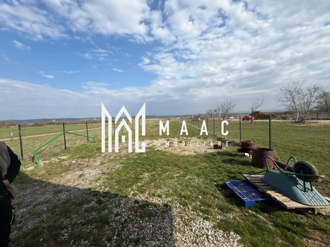 Teren intravilan |1000 MP | Poplaca - MAAC Imobiliare vă propune spre vânzare un teren intravilan arabil cu suprafața de 1000 mp, situat în Poplaca, în zona seră de flori, o locație apreciată pentru liniște și accesul facil către Sibiu. Amplasarea într-o zonă în curs de dezvoltare oferă multiple oportunități de valorificare, fiind potrivit atât pentru investiție, cât și pentru desfășurarea unor activități economice.

Proprietatea are destinație pentru activități industriale ușoare, depozitare sau alte utilizări similare, beneficiind de acces auto și de posibilitatea racordării la utilitățile existente în proximitate. Pe teren se află o căbănuță de mici dimensiuni, care poate fi utilizată ca spațiu auxiliar.

Caracteristici:
-suprafață: 1000 mp
-categorie: intravilan arabil
-destinație: industrial / activități economice
-construcție existentă: cabană
-acces: drum auto
-utilități: în proximitate

Proprietatea reprezintă o oportunitate pentru investiție într-o zonă cu potențial de dezvoltare.

Pentru mai multe detalii, vă rugăm să menționați telefonic numărul CP2994987.