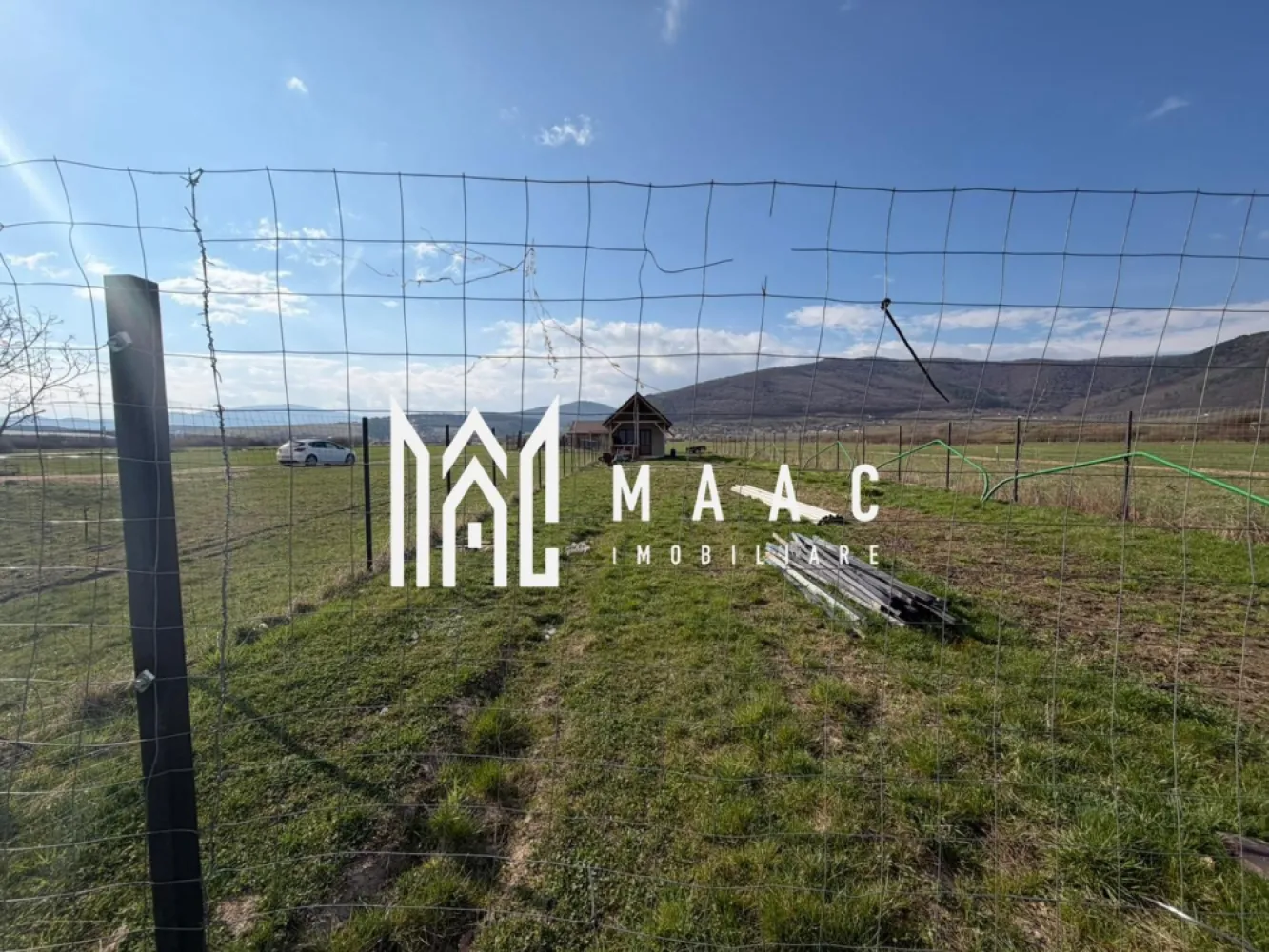 Teren intravilan |1000 MP | Poplaca - MAAC Imobiliare vă propune spre vânzare un teren intravilan arabil cu suprafața de 1000 mp, situat în Poplaca, în zona seră de flori, o locație apreciată pentru liniște și accesul facil către Sibiu. Amplasarea într-o zonă în curs de dezvoltare oferă multiple oportunități de valorificare, fiind potrivit atât pentru investiție, cât și pentru desfășurarea unor activități economice.

Proprietatea are destinație pentru activități industriale ușoare, depozitare sau alte utilizări similare, beneficiind de acces auto și de posibilitatea racordării la utilitățile existente în proximitate. Pe teren se află o căbănuță de mici dimensiuni, care poate fi utilizată ca spațiu auxiliar.

Caracteristici:
-suprafață: 1000 mp
-categorie: intravilan arabil
-destinație: industrial / activități economice
-construcție existentă: cabană
-acces: drum auto
-utilități: în proximitate

Proprietatea reprezintă o oportunitate pentru investiție într-o zonă cu potențial de dezvoltare.

Pentru mai multe detalii, vă rugăm să menționați telefonic numărul CP2994987.