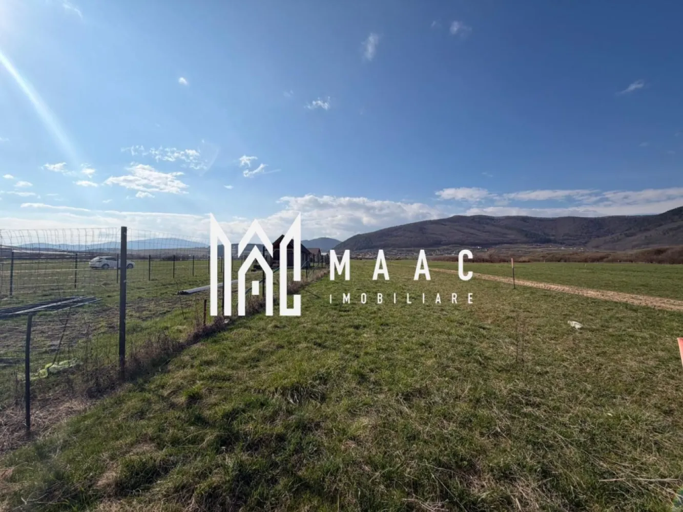 Teren intravilan |1000 MP | Poplaca - MAAC Imobiliare vă propune spre vânzare un teren intravilan arabil cu suprafața de 1000 mp, situat în Poplaca, în zona seră de flori, o locație apreciată pentru liniște și accesul facil către Sibiu. Amplasarea într-o zonă în curs de dezvoltare oferă multiple oportunități de valorificare, fiind potrivit atât pentru investiție, cât și pentru desfășurarea unor activități economice.

Proprietatea are destinație pentru activități industriale ușoare, depozitare sau alte utilizări similare, beneficiind de acces auto și de posibilitatea racordării la utilitățile existente în proximitate. Pe teren se află o căbănuță de mici dimensiuni, care poate fi utilizată ca spațiu auxiliar.

Caracteristici:
-suprafață: 1000 mp
-categorie: intravilan arabil
-destinație: industrial / activități economice
-construcție existentă: cabană
-acces: drum auto
-utilități: în proximitate

Proprietatea reprezintă o oportunitate pentru investiție într-o zonă cu potențial de dezvoltare.

Pentru mai multe detalii, vă rugăm să menționați telefonic numărul CP2994987.