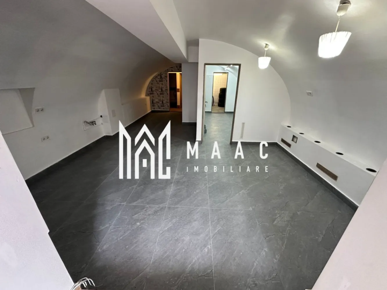 Spațiu comercial I 55 mp I Bucătărie I Gr. Sanitar I Central - MAAC Imobiliare vă propune spre vânzare un spațiu comercial situat în apropierea hotelului Golden Tulip Sibiu, amplasat într-o zonă centrală cu vad intens și vizibilitate excelentă, ideal pentru desfășurarea diverselor activități economice.

Spațiul are destinație comercială, fost restaurant, și este poziționat la demisolul unei case cu regim de înălțime P+1+M, beneficiind de acces separat, direct din aleea pietonală, ceea ce oferă independență și flux facil pentru clienți.

Detalii și compartimentare:
-open space: 32 mp utili
-bucătărie: 12 mp
-spațiu de depozitare: 5,6 mp
-2 grupuri sanitare, totalizând 6 mp utili

Dotări:
-ventilație profesională pentru bucătărie
-încălzire centrală
-instalații sanitare și de canalizare
-instalații electrice

Avantajele proprietății:
-loc de parcare inclus, cu acces direct din stradă
-amplasare în zonă centrală, pe stradă circulată
-vizibilitate foarte bună
-potrivit pentru restaurant, cafenea, birou sau alte tipuri de activități comerciale

Pentru mai multe detalii sau pentru programarea unei vizionări vă rugăm să menționați la telefon numărul CP2820856.