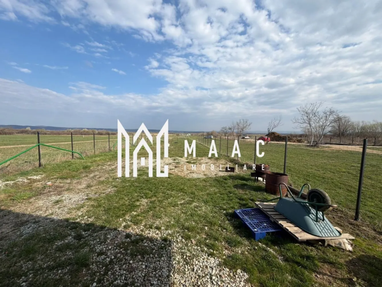 Teren intravilan |1000 MP | Poplaca - MAAC Imobiliare vă propune spre vânzare un teren intravilan arabil cu suprafața de 1000 mp, situat în Poplaca, în zona seră de flori, o locație apreciată pentru liniște și accesul facil către Sibiu. Amplasarea într-o zonă în curs de dezvoltare oferă multiple oportunități de valorificare, fiind potrivit atât pentru investiție, cât și pentru desfășurarea unor activități economice.

Proprietatea are destinație pentru activități industriale ușoare, depozitare sau alte utilizări similare, beneficiind de acces auto și de posibilitatea racordării la utilitățile existente în proximitate. Pe teren se află o căbănuță de mici dimensiuni, care poate fi utilizată ca spațiu auxiliar.

Caracteristici:
-suprafață: 1000 mp
-categorie: intravilan arabil
-destinație: industrial / activități economice
-construcție existentă: cabană
-acces: drum auto
-utilități: în proximitate

Proprietatea reprezintă o oportunitate pentru investiție într-o zonă cu potențial de dezvoltare.

Pentru mai multe detalii, vă rugăm să menționați telefonic numărul CP2994987.