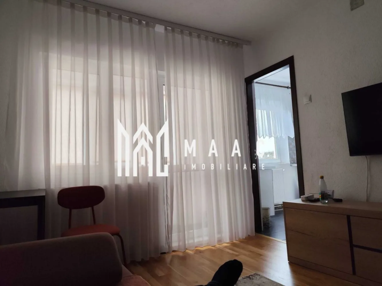 Garsoniera | Etaj 3 | Balcon | Valea Aurie - MAAC Imobiliare vă propune spre închiriere o garsonieră situată în zona Valea Aurie din Sibiu, într-o zonă liniștită și apreciată.

Detalii garsonieră
Suprafață utilă: 27 mp
Balcon
Compartimentare practică
Spațiu eficient organizat
Avantaje
Zonă verde și liniștită – Valea Aurie
Aproape de magazine, transport public și puncte de interes
Potrivită pentru o persoană
Condiții închiriere
Nu se acceptă animale de companie 

Pentru mai multe informații sau pentru a programa o vizionare, nu ezitați să ne contactați, specificand ID: CP2995696