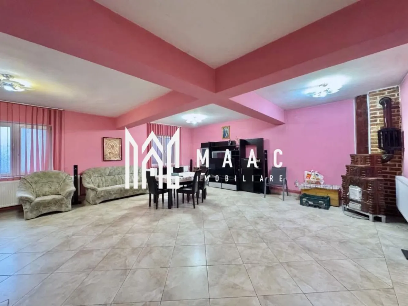 Casa 5 camere | Teren 820 mp | Cartisoara - MAAC Imobiliare vă propune spre vânzare o locuință solidă, construită din cărămidă și beton în anul 2006, amplasată pe un teren generos de 820 mp, în localitatea Cârțișoara, în apropiere de Bâlea Lac și Transfăgărășan, într-o zonă turistică apreciată.

Proprietatea este ideală atât pentru locuire permanentă, cât și pentru dezvoltarea unei activități de închiriere în regim turistic, precum pensiune sau casă de vacanță, datorită poziționării și compartimentării avantajoase.

Locuința dispune de o suprafață utilă de 175 mp și este compartimentată eficient, oferind spații generoase și luminoase:
-4 dormitoare spațioase
-living generos
-2 băi, dispuse pe parter și etaj
-demisol înalt, uscat, prevăzut cu ferestre, potrivit pentru depozitare, birou sau atelier
-pod mansardabil de aproximativ 60 mp, cu placă de beton, cu posibilitate de extindere
-2 terase

Dotări și facilități:
-izolație exterioară
-centrală termică pe gaz
-toate utilitățile disponibile
-curte de 820 mp
-anexe gospodărești
-zonă amenajată pentru grătar
-acces facil pe stradă asfaltată

Curtea oferă spațiu suficient pentru activități în aer liber, grădinărit sau relaxare, fiind ideală pentru petrecerea timpului alături de familie și prieteni.

Localizarea într-o zonă turistică cunoscută, cu acces rapid către principalele atracții montane, crește atractivitatea proprietății atât pentru uz personal, cât și pentru investiție.

Pentru mai multe detalii sau pentru programarea unei vizionări, vă rugăm să menționați telefonic numărul CP2988583.