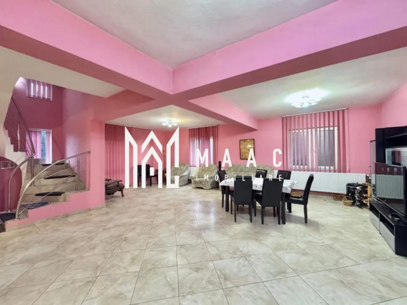 Casa 5 camere | Teren 820 mp | Cartisoara - MAAC Imobiliare vă propune spre vânzare o locuință solidă, construită din cărămidă și beton în anul 2006, amplasată pe un teren generos de 820 mp, în localitatea Cârțișoara, în apropiere de Bâlea Lac și Transfăgărășan, într-o zonă turistică apreciată.

Proprietatea este ideală atât pentru locuire permanentă, cât și pentru dezvoltarea unei activități de închiriere în regim turistic, precum pensiune sau casă de vacanță, datorită poziționării și compartimentării avantajoase.

Locuința dispune de o suprafață utilă de 175 mp și este compartimentată eficient, oferind spații generoase și luminoase:
-4 dormitoare spațioase
-living generos
-2 băi, dispuse pe parter și etaj
-demisol înalt, uscat, prevăzut cu ferestre, potrivit pentru depozitare, birou sau atelier
-pod mansardabil de aproximativ 60 mp, cu placă de beton, cu posibilitate de extindere
-2 terase

Dotări și facilități:
-izolație exterioară
-centrală termică pe gaz
-toate utilitățile disponibile
-curte de 820 mp
-anexe gospodărești
-zonă amenajată pentru grătar
-acces facil pe stradă asfaltată

Curtea oferă spațiu suficient pentru activități în aer liber, grădinărit sau relaxare, fiind ideală pentru petrecerea timpului alături de familie și prieteni.

Localizarea într-o zonă turistică cunoscută, cu acces rapid către principalele atracții montane, crește atractivitatea proprietății atât pentru uz personal, cât și pentru investiție.

Pentru mai multe detalii sau pentru programarea unei vizionări, vă rugăm să menționați telefonic numărul CP2988583.