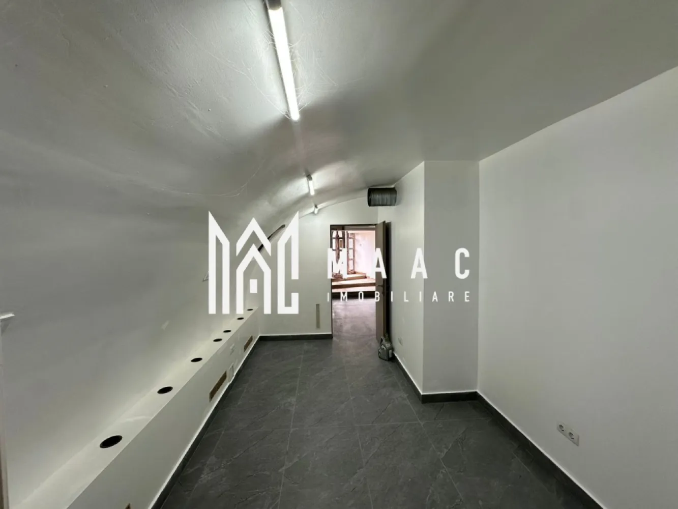 Spațiu comercial I 55 mp I Bucătărie I Gr. Sanitar I Central - MAAC Imobiliare vă propune spre vânzare un spațiu comercial situat în apropierea hotelului Golden Tulip Sibiu, amplasat într-o zonă centrală cu vad intens și vizibilitate excelentă, ideal pentru desfășurarea diverselor activități economice.

Spațiul are destinație comercială, fost restaurant, și este poziționat la demisolul unei case cu regim de înălțime P+1+M, beneficiind de acces separat, direct din aleea pietonală, ceea ce oferă independență și flux facil pentru clienți.

Detalii și compartimentare:
-open space: 32 mp utili
-bucătărie: 12 mp
-spațiu de depozitare: 5,6 mp
-2 grupuri sanitare, totalizând 6 mp utili

Dotări:
-ventilație profesională pentru bucătărie
-încălzire centrală
-instalații sanitare și de canalizare
-instalații electrice

Avantajele proprietății:
-loc de parcare inclus, cu acces direct din stradă
-amplasare în zonă centrală, pe stradă circulată
-vizibilitate foarte bună
-potrivit pentru restaurant, cafenea, birou sau alte tipuri de activități comerciale

Pentru mai multe detalii sau pentru programarea unei vizionări vă rugăm să menționați la telefon numărul CP2820856.