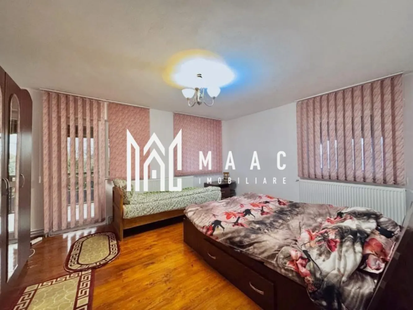 Casa 5 camere | Teren 820 mp | Cartisoara - MAAC Imobiliare vă propune spre vânzare o locuință solidă, construită din cărămidă și beton în anul 2006, amplasată pe un teren generos de 820 mp, în localitatea Cârțișoara, în apropiere de Bâlea Lac și Transfăgărășan, într-o zonă turistică apreciată.

Proprietatea este ideală atât pentru locuire permanentă, cât și pentru dezvoltarea unei activități de închiriere în regim turistic, precum pensiune sau casă de vacanță, datorită poziționării și compartimentării avantajoase.

Locuința dispune de o suprafață utilă de 175 mp și este compartimentată eficient, oferind spații generoase și luminoase:
-4 dormitoare spațioase
-living generos
-2 băi, dispuse pe parter și etaj
-demisol înalt, uscat, prevăzut cu ferestre, potrivit pentru depozitare, birou sau atelier
-pod mansardabil de aproximativ 60 mp, cu placă de beton, cu posibilitate de extindere
-2 terase

Dotări și facilități:
-izolație exterioară
-centrală termică pe gaz
-toate utilitățile disponibile
-curte de 820 mp
-anexe gospodărești
-zonă amenajată pentru grătar
-acces facil pe stradă asfaltată

Curtea oferă spațiu suficient pentru activități în aer liber, grădinărit sau relaxare, fiind ideală pentru petrecerea timpului alături de familie și prieteni.

Localizarea într-o zonă turistică cunoscută, cu acces rapid către principalele atracții montane, crește atractivitatea proprietății atât pentru uz personal, cât și pentru investiție.

Pentru mai multe detalii sau pentru programarea unei vizionări, vă rugăm să menționați telefonic numărul CP2988583.