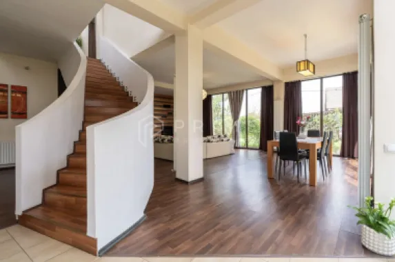 Vilă cu design și dotări deosebite de vânzare