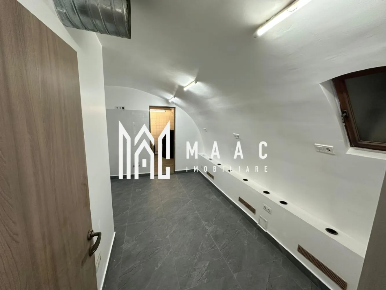 Spațiu comercial I 55 mp I Bucătărie I Gr. Sanitar I Central - MAAC Imobiliare vă propune spre vânzare un spațiu comercial situat în apropierea hotelului Golden Tulip Sibiu, amplasat într-o zonă centrală cu vad intens și vizibilitate excelentă, ideal pentru desfășurarea diverselor activități economice.

Spațiul are destinație comercială, fost restaurant, și este poziționat la demisolul unei case cu regim de înălțime P+1+M, beneficiind de acces separat, direct din aleea pietonală, ceea ce oferă independență și flux facil pentru clienți.

Detalii și compartimentare:
-open space: 32 mp utili
-bucătărie: 12 mp
-spațiu de depozitare: 5,6 mp
-2 grupuri sanitare, totalizând 6 mp utili

Dotări:
-ventilație profesională pentru bucătărie
-încălzire centrală
-instalații sanitare și de canalizare
-instalații electrice

Avantajele proprietății:
-loc de parcare inclus, cu acces direct din stradă
-amplasare în zonă centrală, pe stradă circulată
-vizibilitate foarte bună
-potrivit pentru restaurant, cafenea, birou sau alte tipuri de activități comerciale

Pentru mai multe detalii sau pentru programarea unei vizionări vă rugăm să menționați la telefon numărul CP2820856.