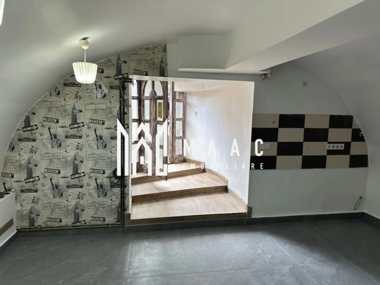 Spațiu comercial I 55 mp I Bucătărie I Gr. Sanitar I Central - MAAC Imobiliare vă propune spre vânzare un spațiu comercial situat în apropierea hotelului Golden Tulip Sibiu, amplasat într-o zonă centrală cu vad intens și vizibilitate excelentă, ideal pentru desfășurarea diverselor activități economice.

Spațiul are destinație comercială, fost restaurant, și este poziționat la demisolul unei case cu regim de înălțime P+1+M, beneficiind de acces separat, direct din aleea pietonală, ceea ce oferă independență și flux facil pentru clienți.

Detalii și compartimentare:
-open space: 32 mp utili
-bucătărie: 12 mp
-spațiu de depozitare: 5,6 mp
-2 grupuri sanitare, totalizând 6 mp utili

Dotări:
-ventilație profesională pentru bucătărie
-încălzire centrală
-instalații sanitare și de canalizare
-instalații electrice

Avantajele proprietății:
-loc de parcare inclus, cu acces direct din stradă
-amplasare în zonă centrală, pe stradă circulată
-vizibilitate foarte bună
-potrivit pentru restaurant, cafenea, birou sau alte tipuri de activități comerciale

Pentru mai multe detalii sau pentru programarea unei vizionări vă rugăm să menționați la telefon numărul CP2820856.