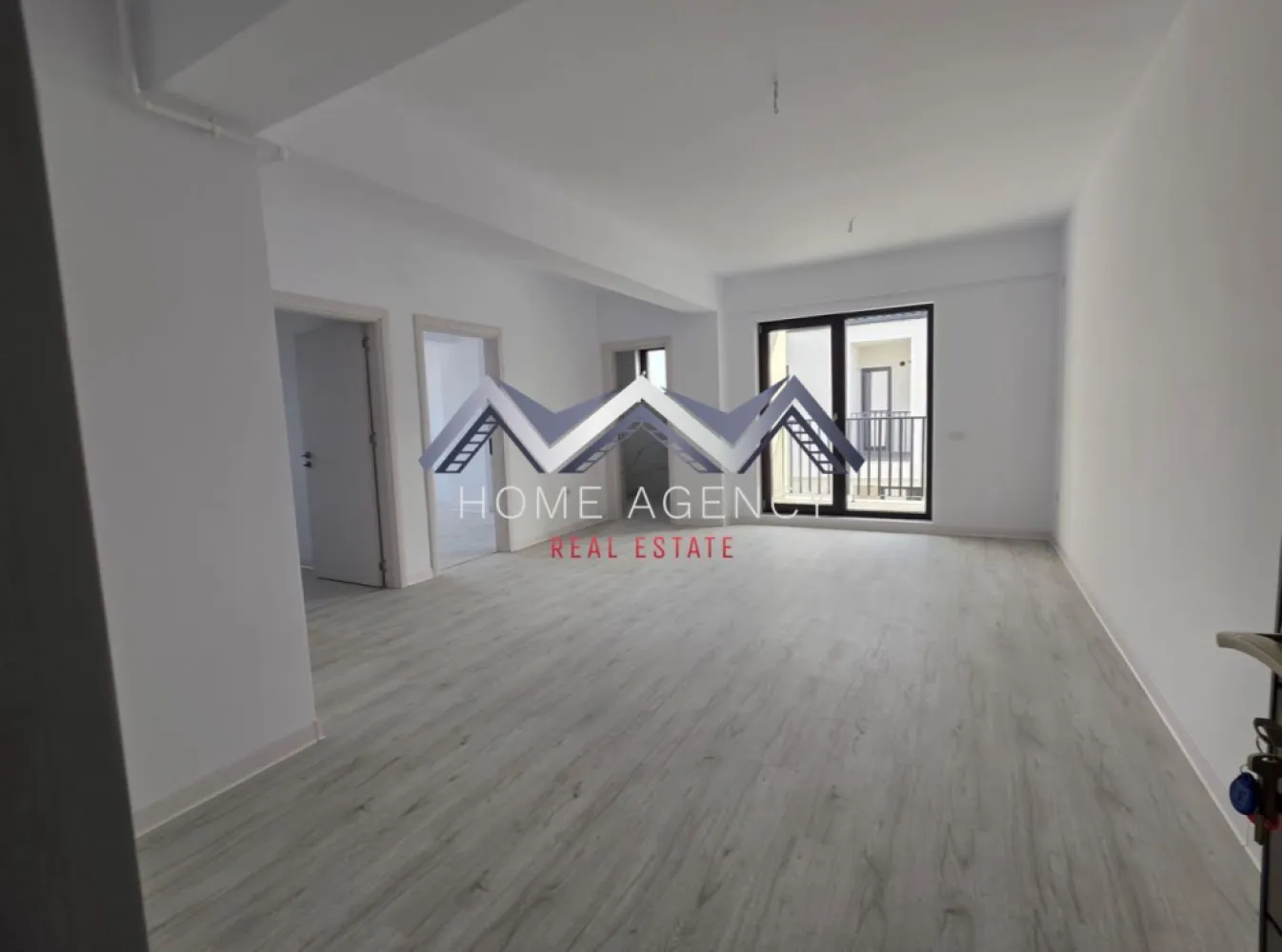 Apartament 2 camere Otopeni central | Bucătărie închisă | Parcare subterană - În centrul orașului Otopeni, într-un complex rezidențial modern, liniștit și bine întreținut, vă propunem spre vânzare un apartament cu 2 camere, ideal atât pentru locuit, cât și pentru investiție. Proprietatea se află într-un imobil nou, cu regim de înălțime D+P+3, construit cu accent pe calitate, confort și funcționalitate.

Apartamentul beneficiază de o compartimentare practică și de o suprafață generoasă, fiecare încăpere fiind gândită pentru a oferi confort în viața de zi cu zi. Livingul spațios, de aproximativ 24 mp, este luminos și are acces direct către balcon, bucătăria este închisă, oferind un spațiu separat pentru gătit, iar dormitorul și baia completează o locuință echilibrată și ușor de amenajat.

Se predă complet finisat, cu parchet, gresie și faianță, fiind dotat cu centrală termică proprie și încălzire prin pardoseală, pentru un plus de confort și eficiență energetică. Apartamentul este racordat la toate utilitățile publice.

Un avantaj important îl reprezintă locul de parcare subteran inclus în prețul final, o facilitate tot mai căutată, care oferă siguranță pentru autoturism și confort indiferent de sezon.

Complexul se remarcă prin atmosfera liniștită și construcția de calitate, fiind alegerea potrivită pentru cei care își doresc o locuință într-o zonă bine dezvoltată, fără agitația specifică marilor ansambluri rezidențiale.

Poziționarea este unul dintre cele mai mari atuuri ale acestei proprietăți. La doar câteva minute de mers pe jos se află piața, supermarketuri, farmacii, restaurante, cafenele, școli, grădinițe și mijloace de transport în comun, astfel încât majoritatea activităților zilnice pot fi rezolvate fără a depinde de mașină. În același timp, accesul către DN1, Centura București și Aeroportul Internațional Henri Coandă este rapid, iar dezvoltarea viitoarei magistrale de metrou va contribui la creșterea atractivității și valorii zonei.

Prețul afișat nu include TVA.
Preț final: 126.000 Euro (negociabil), cu TVA și un loc de parcare subteran inclus | Comision 0%

Dacă îți dorești un apartament bine poziționat, într-un complex de calitate, cu acces facil către toate punctele de interes din Otopeni și nordul Bucureștiului, te invităm să programezi o vizionare cu echipa de vânzări.