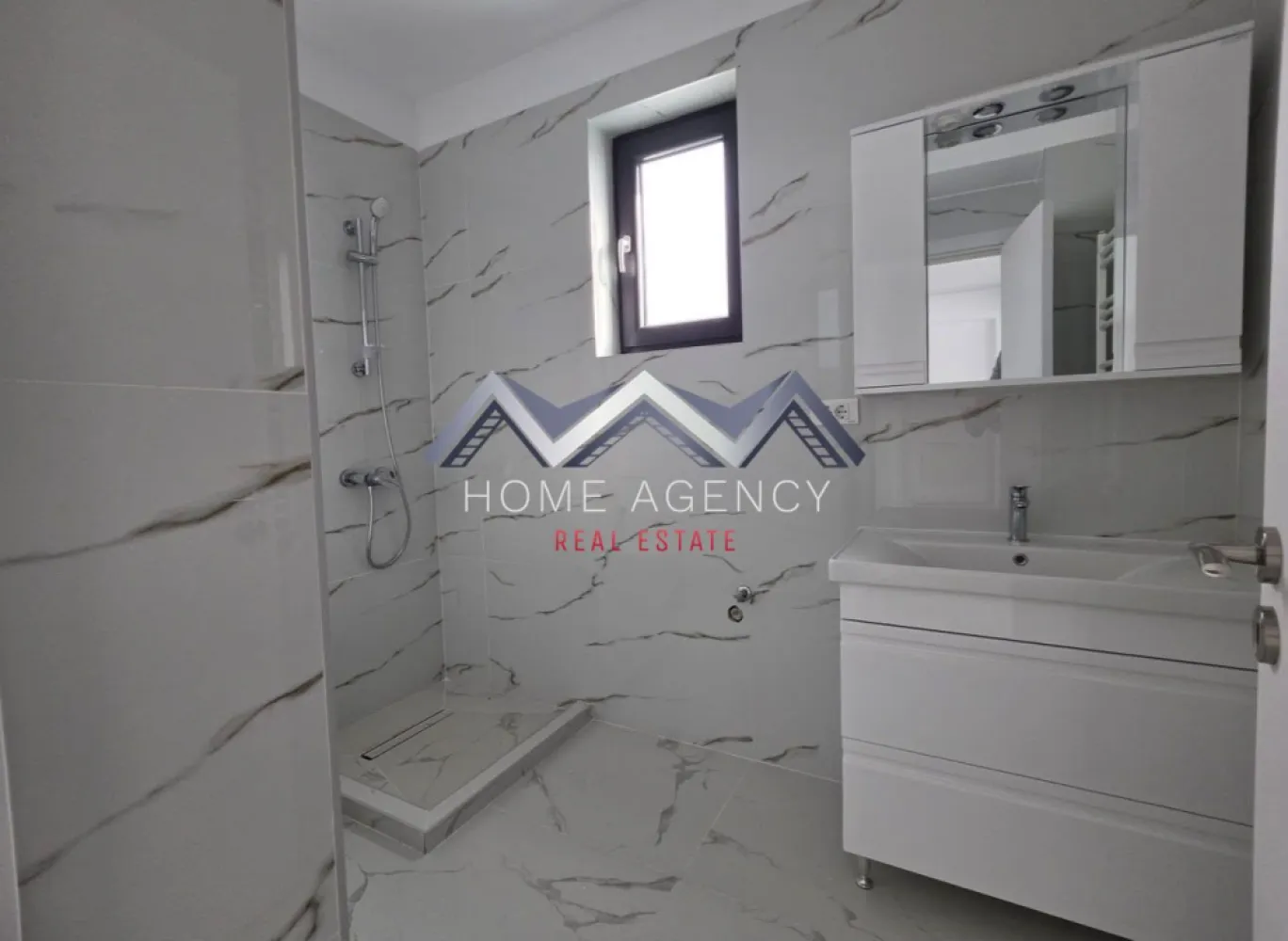 Apartament 2 camere Otopeni central | Bucătărie închisă | Parcare subterană - În centrul orașului Otopeni, într-un complex rezidențial modern, liniștit și bine întreținut, vă propunem spre vânzare un apartament cu 2 camere, ideal atât pentru locuit, cât și pentru investiție. Proprietatea se află într-un imobil nou, cu regim de înălțime D+P+3, construit cu accent pe calitate, confort și funcționalitate.

Apartamentul beneficiază de o compartimentare practică și de o suprafață generoasă, fiecare încăpere fiind gândită pentru a oferi confort în viața de zi cu zi. Livingul spațios, de aproximativ 24 mp, este luminos și are acces direct către balcon, bucătăria este închisă, oferind un spațiu separat pentru gătit, iar dormitorul și baia completează o locuință echilibrată și ușor de amenajat.

Se predă complet finisat, cu parchet, gresie și faianță, fiind dotat cu centrală termică proprie și încălzire prin pardoseală, pentru un plus de confort și eficiență energetică. Apartamentul este racordat la toate utilitățile publice.

Un avantaj important îl reprezintă locul de parcare subteran inclus în prețul final, o facilitate tot mai căutată, care oferă siguranță pentru autoturism și confort indiferent de sezon.

Complexul se remarcă prin atmosfera liniștită și construcția de calitate, fiind alegerea potrivită pentru cei care își doresc o locuință într-o zonă bine dezvoltată, fără agitația specifică marilor ansambluri rezidențiale.

Poziționarea este unul dintre cele mai mari atuuri ale acestei proprietăți. La doar câteva minute de mers pe jos se află piața, supermarketuri, farmacii, restaurante, cafenele, școli, grădinițe și mijloace de transport în comun, astfel încât majoritatea activităților zilnice pot fi rezolvate fără a depinde de mașină. În același timp, accesul către DN1, Centura București și Aeroportul Internațional Henri Coandă este rapid, iar dezvoltarea viitoarei magistrale de metrou va contribui la creșterea atractivității și valorii zonei.

Prețul afișat nu include TVA.
Preț final: 126.000 Euro (negociabil), cu TVA și un loc de parcare subteran inclus | Comision 0%

Dacă îți dorești un apartament bine poziționat, într-un complex de calitate, cu acces facil către toate punctele de interes din Otopeni și nordul Bucureștiului, te invităm să programezi o vizionare cu echipa de vânzări.