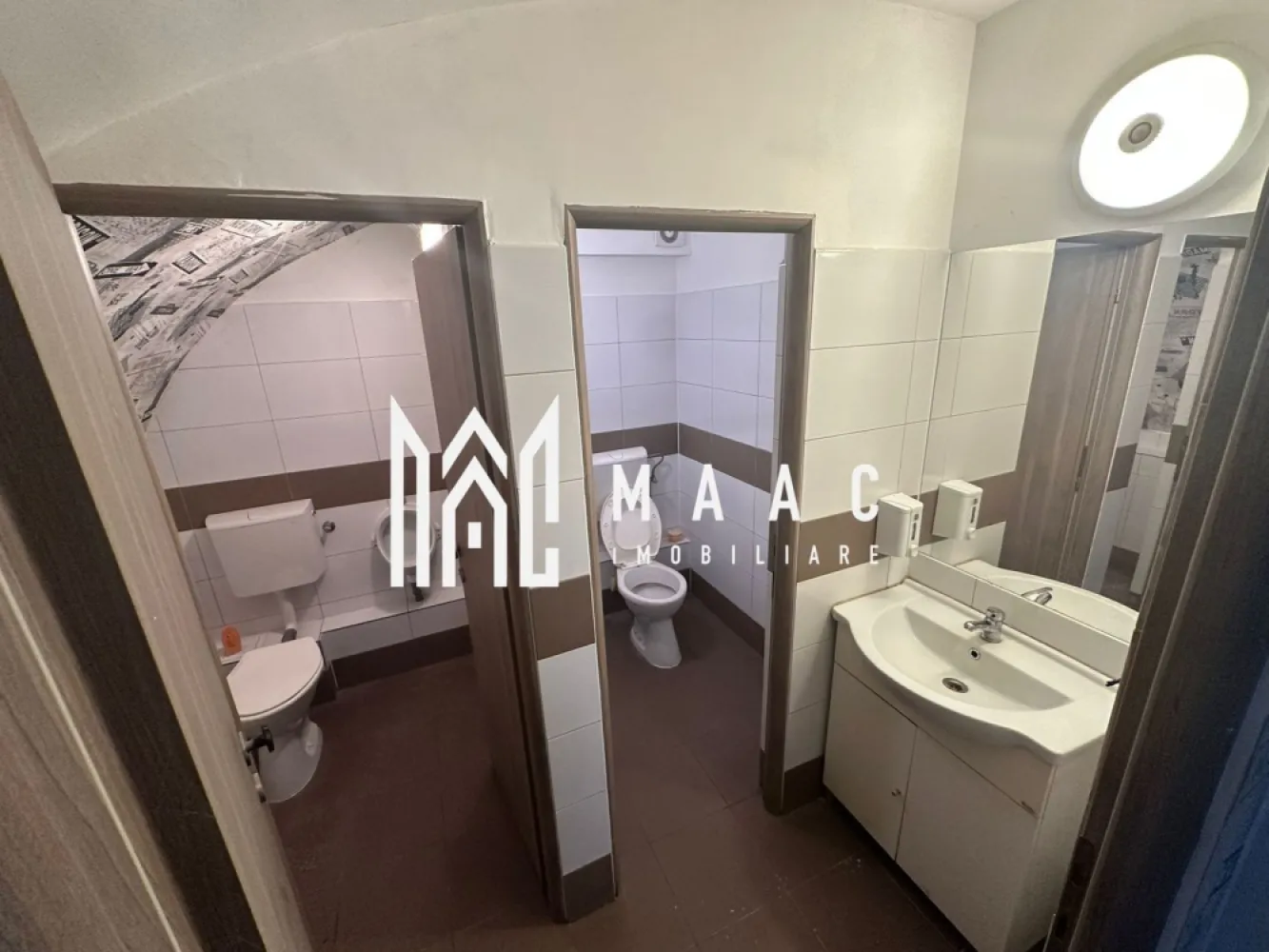 Spațiu comercial I 55 mp I Bucătărie I Gr. Sanitar I Central - MAAC Imobiliare vă propune spre vânzare un spațiu comercial situat în apropierea hotelului Golden Tulip Sibiu, amplasat într-o zonă centrală cu vad intens și vizibilitate excelentă, ideal pentru desfășurarea diverselor activități economice.

Spațiul are destinație comercială, fost restaurant, și este poziționat la demisolul unei case cu regim de înălțime P+1+M, beneficiind de acces separat, direct din aleea pietonală, ceea ce oferă independență și flux facil pentru clienți.

Detalii și compartimentare:
-open space: 32 mp utili
-bucătărie: 12 mp
-spațiu de depozitare: 5,6 mp
-2 grupuri sanitare, totalizând 6 mp utili

Dotări:
-ventilație profesională pentru bucătărie
-încălzire centrală
-instalații sanitare și de canalizare
-instalații electrice

Avantajele proprietății:
-loc de parcare inclus, cu acces direct din stradă
-amplasare în zonă centrală, pe stradă circulată
-vizibilitate foarte bună
-potrivit pentru restaurant, cafenea, birou sau alte tipuri de activități comerciale

Pentru mai multe detalii sau pentru programarea unei vizionări vă rugăm să menționați la telefon numărul CP2820856.