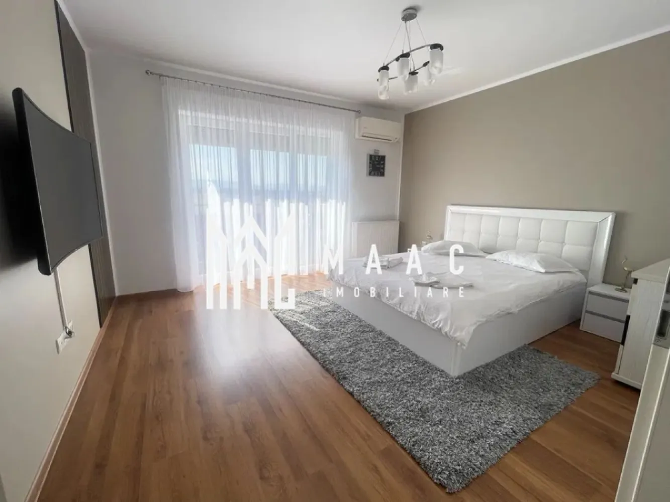 Apartament 2 camere | Decomandat | Parcare | Avantgarden - MAAC Imobiliare va prezinta un apartament superb de inchiriat, etaj 3/10 cu lift, decomandat, mobilat si utilat, in zona Avantgarden. 

Compartimentare : hol , baie cu vana, bucatarie inchisa amenajata cu loc de luat masa, 2 dormitoare cu pat matrimonial

Zona de living a fost transformata in dormitor, dar la cererea chiriasului se poate pune canapea in locul patului. 

Dotari : 

Frigider, cuptor microunde încorporat , cuptor incorporat, hotă , plită , mașină spălat vase , mașină spălat haine , aspirator
TV Smart în ambele camere
Internet
Alarmă
Rulouri electrice
Aer condiționat
Parcare privată

Zona de interes, cu acces rapid spre punctele principale ale orasului, statii de transport in comun, magazine, Mall shopping City . 

Nu se accepta animale de companie. 

Se percepe garantie in cuantumul unei chirii si se inchiriaza pe minim 12 luni.

Pentru mai multe detalii sau vizionari mentionati ID: CP2820729